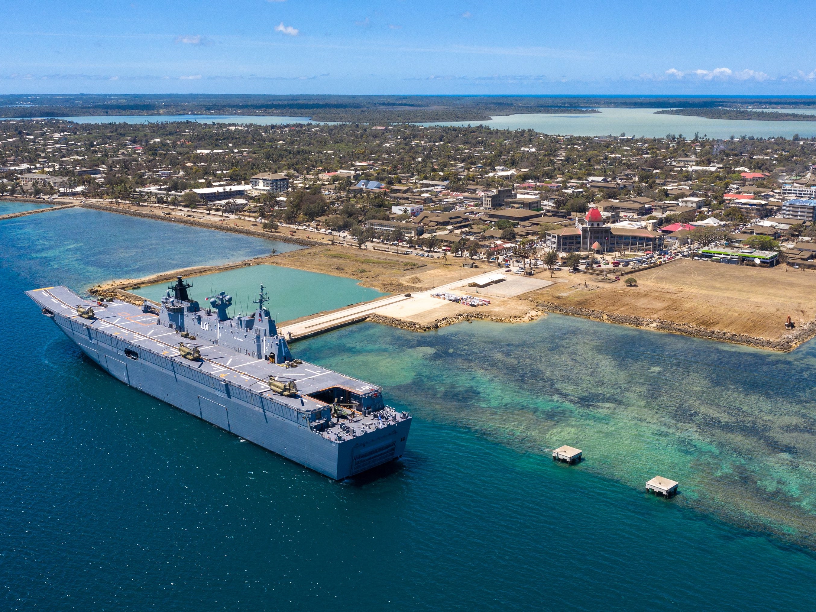 HMAS Adelaide berlabuh di Nuku'alofa untuk mengirimkan bantuan kemanusiaan dan pasokan medis setelah letusan gunung berapi bawah laut.