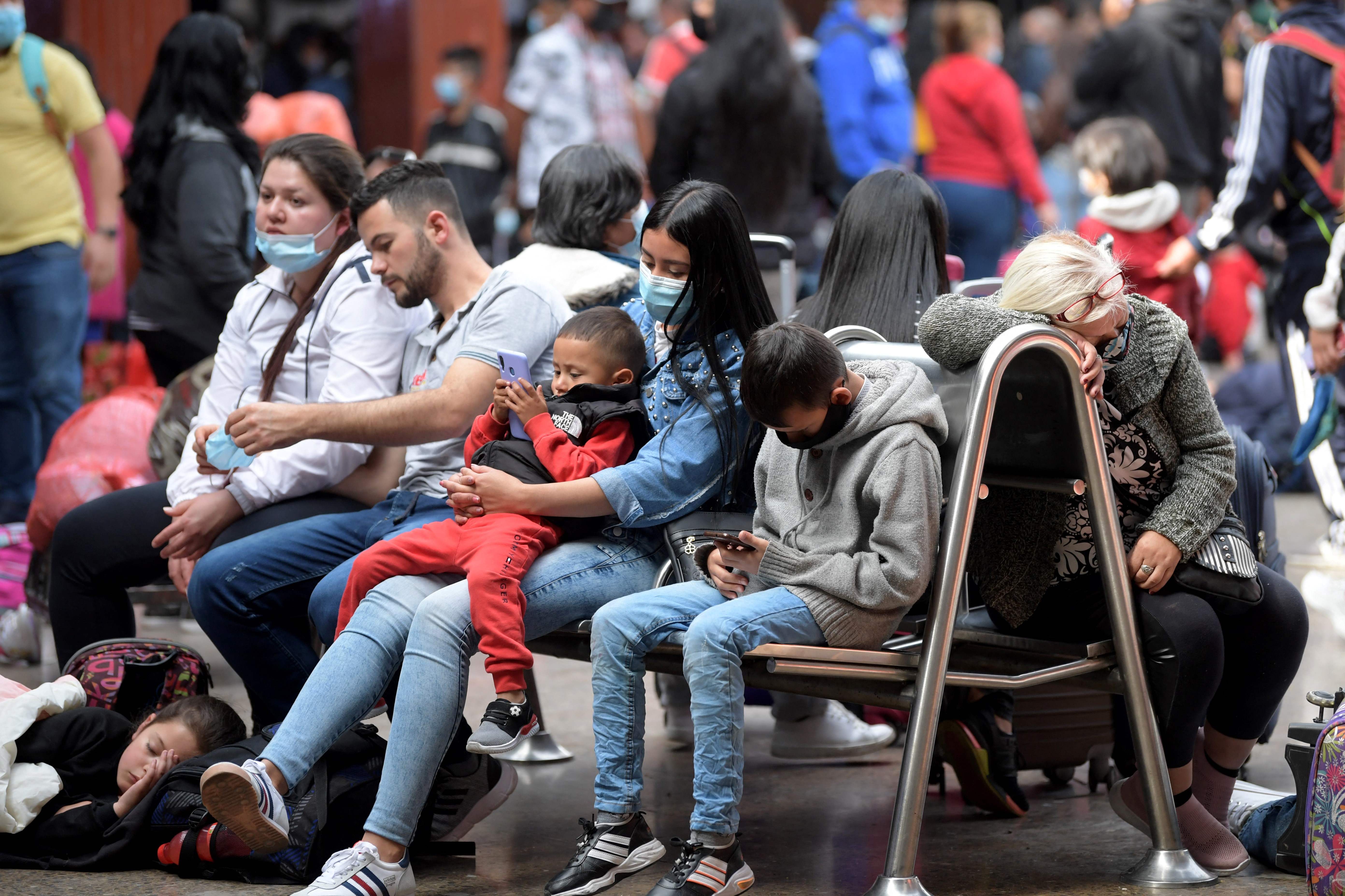 Ribuan calon penumpang pesawat terbang menunggu kepastian bisa tidaknya pesawat, karena cuaca buruk dan omikron yang malanda AS.