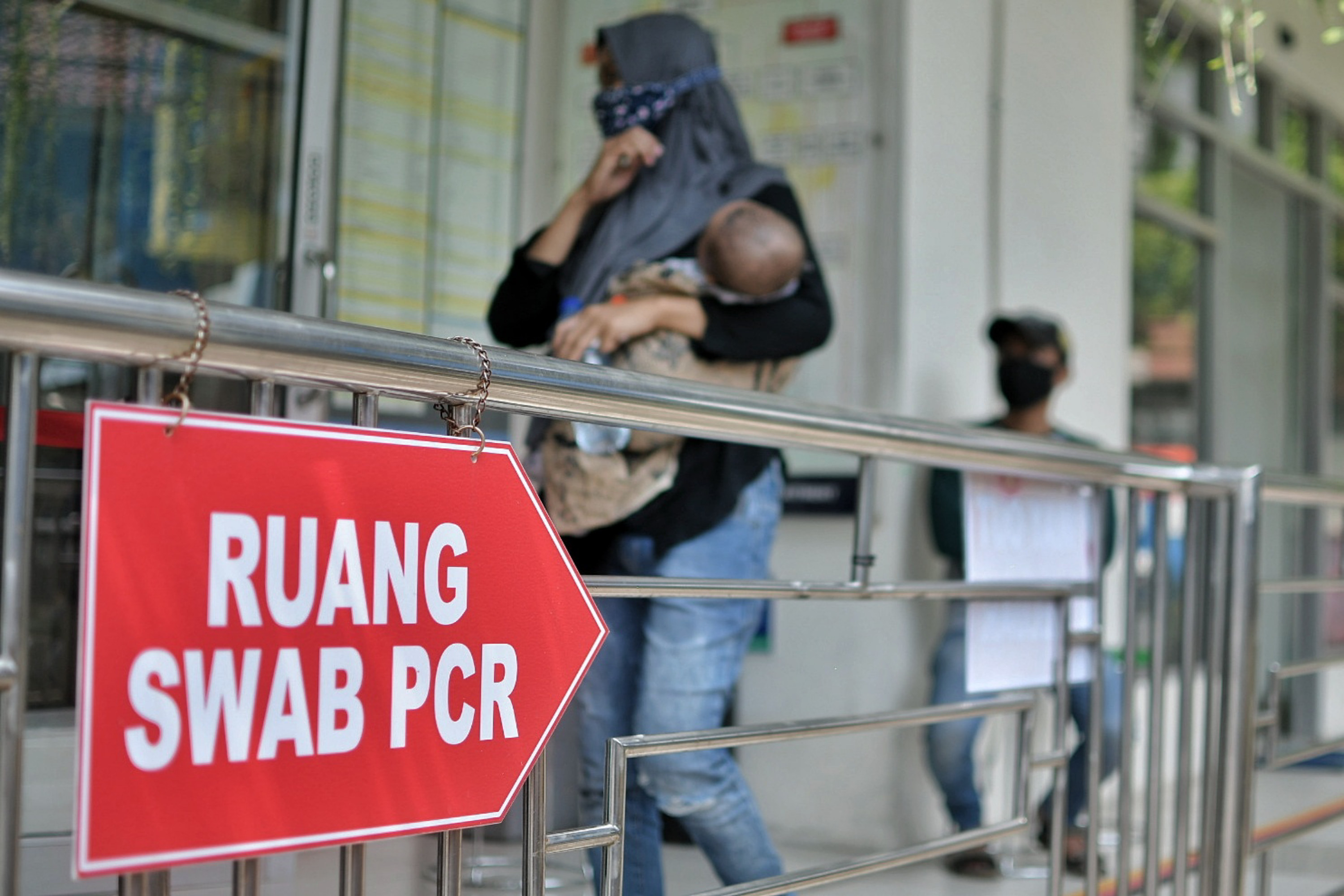 Warga akan melakukan tes usap (swab test) antigen di Puskesmas Kecamatan Mampang Prapatan, Jakarta Selatan.