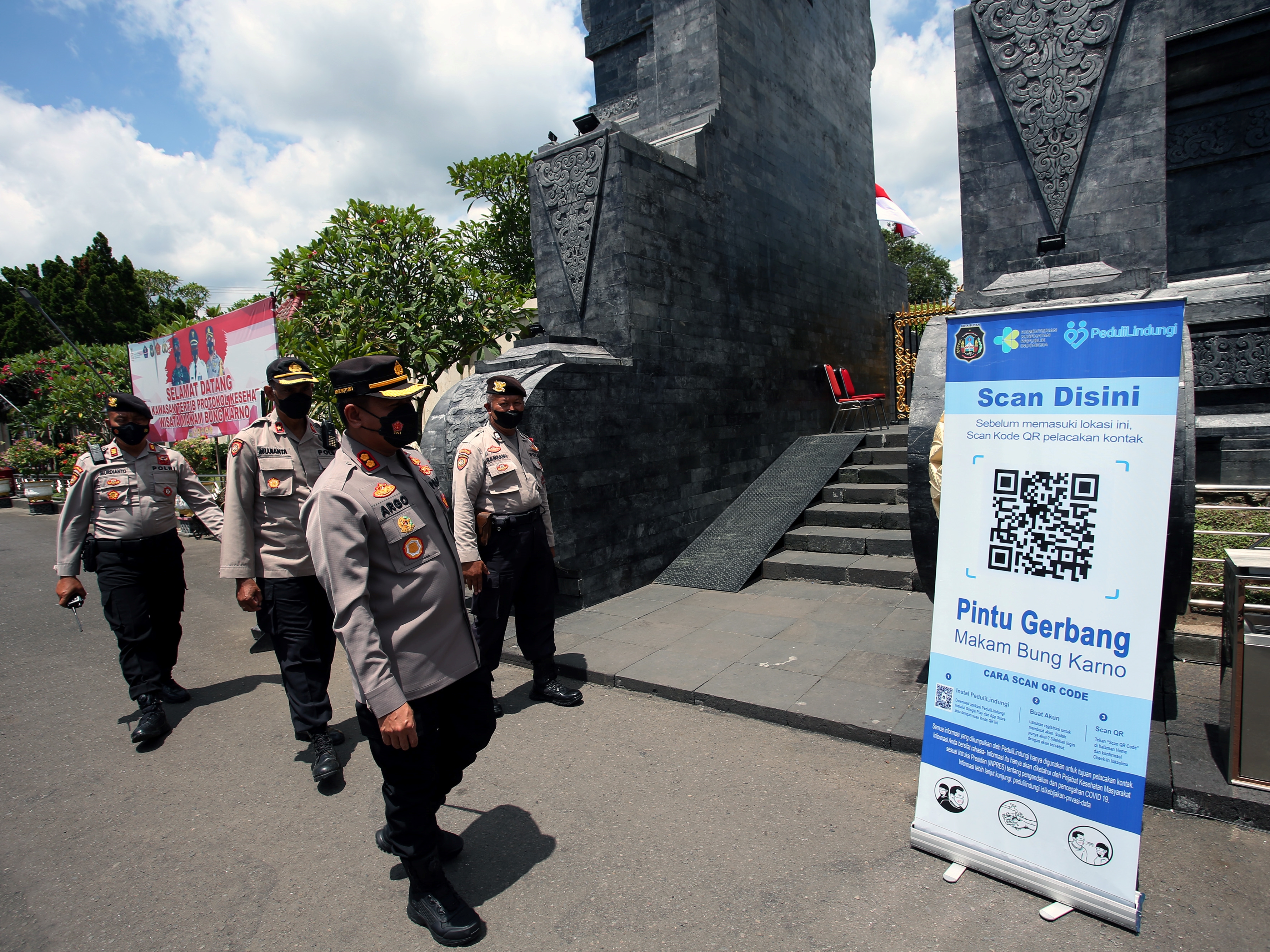 Kapolres Blitar Kota AKB Argowiyono melakukan pengecekan penerapan pemindaian kode batang aplikasi PeduliLindungi.