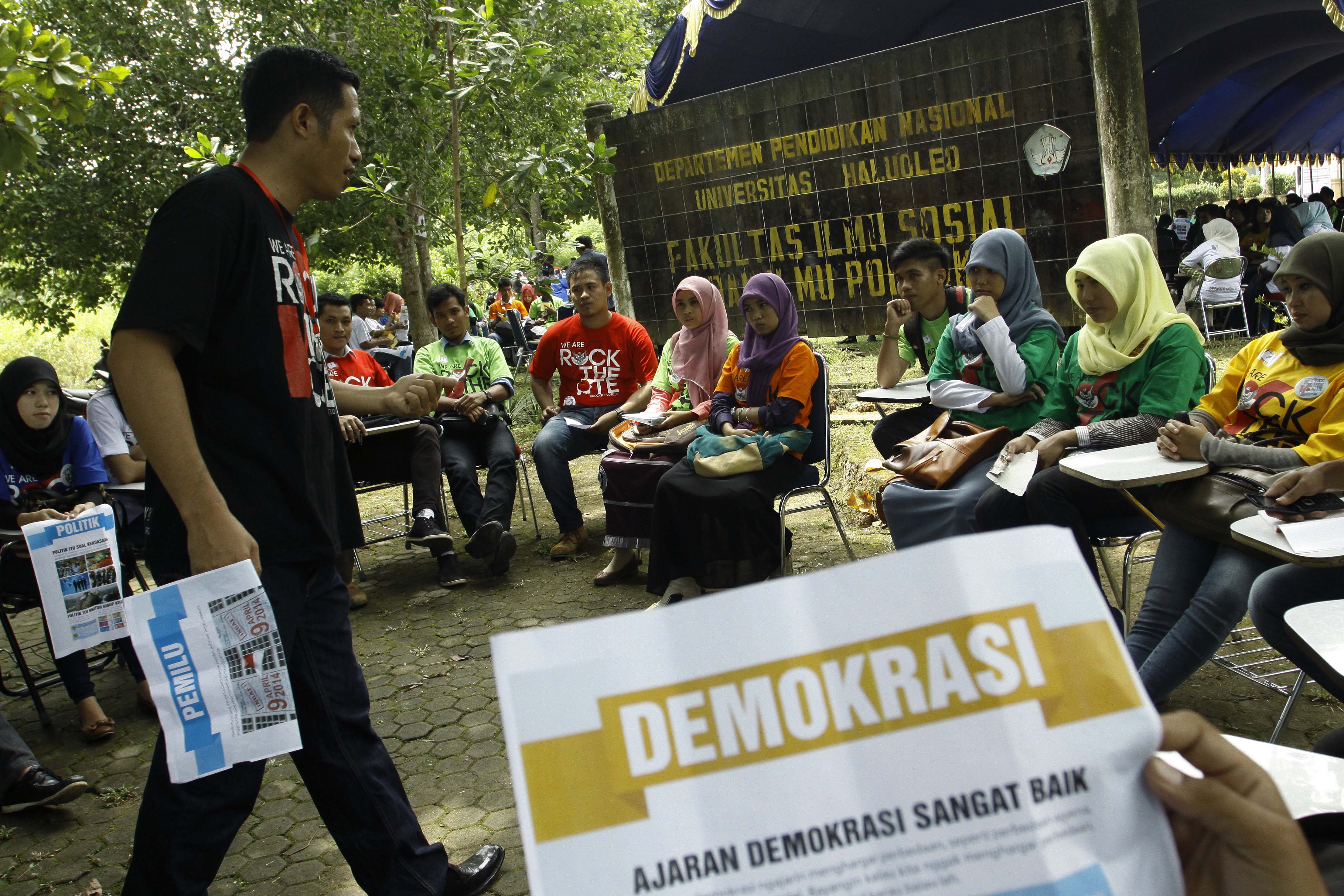 Seorang dosen Universitas Haluoleo memimpin perkuliahan di luar ruangan