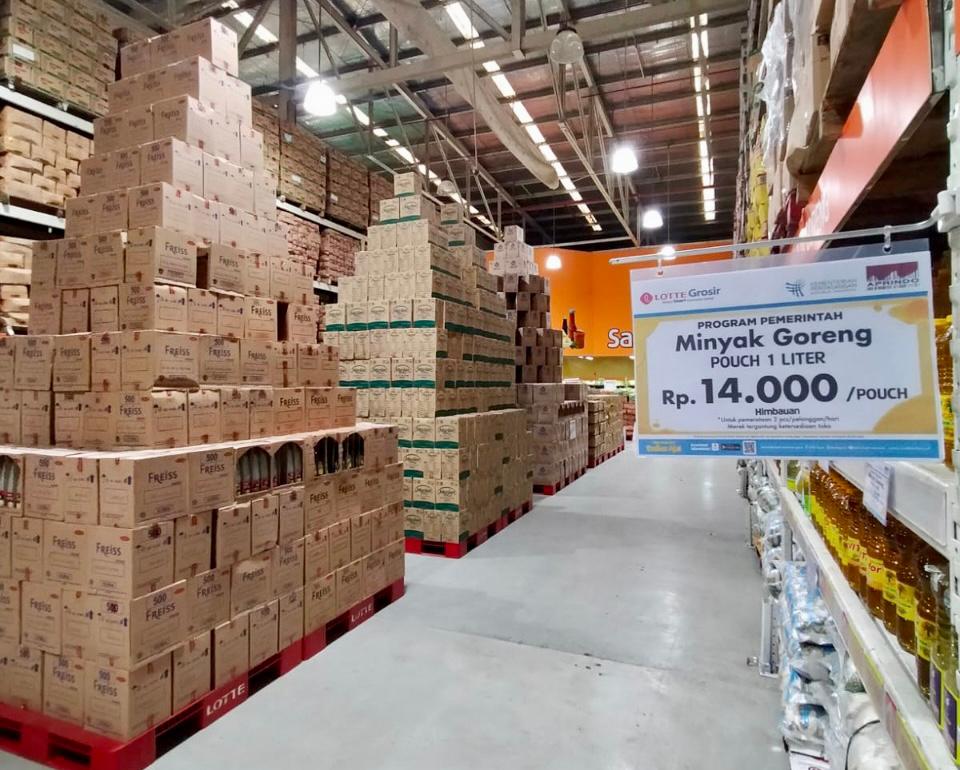 Lotte Grosir memasang pengumuman harga minyak goreng kemasan Rp 14 ribu per liter.