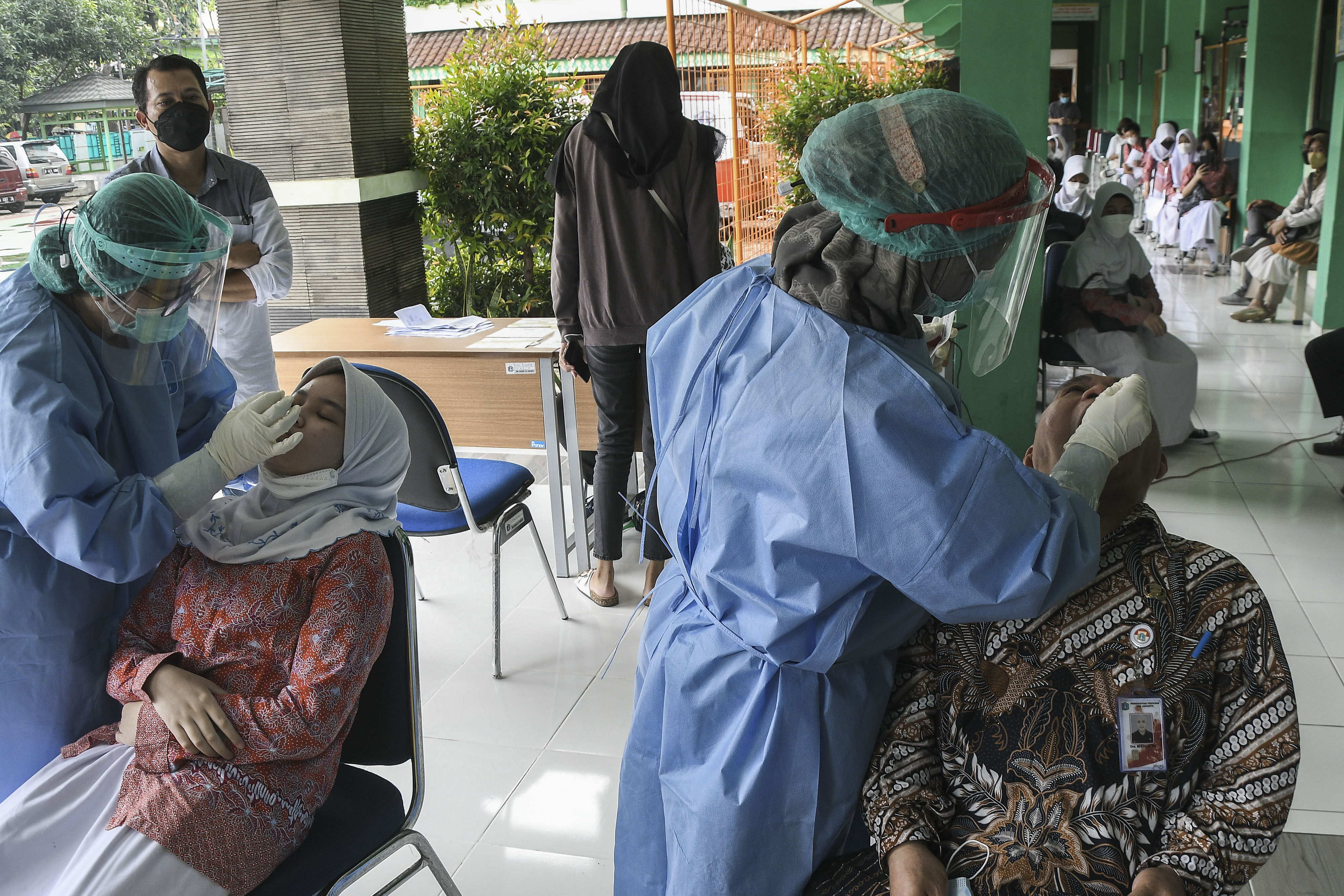 Tes PCR kepada pelajar dan guru di Jakarta