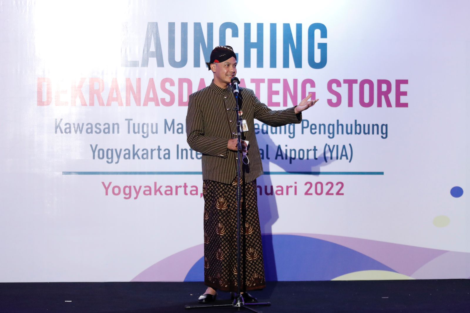 Gubernur Jateng Ganjar Pranowo membuka  Dewan Kerajinan Nasional (Dekranasda) Jateng Store di Yogyakarta International Airport (YIA), Kamis 