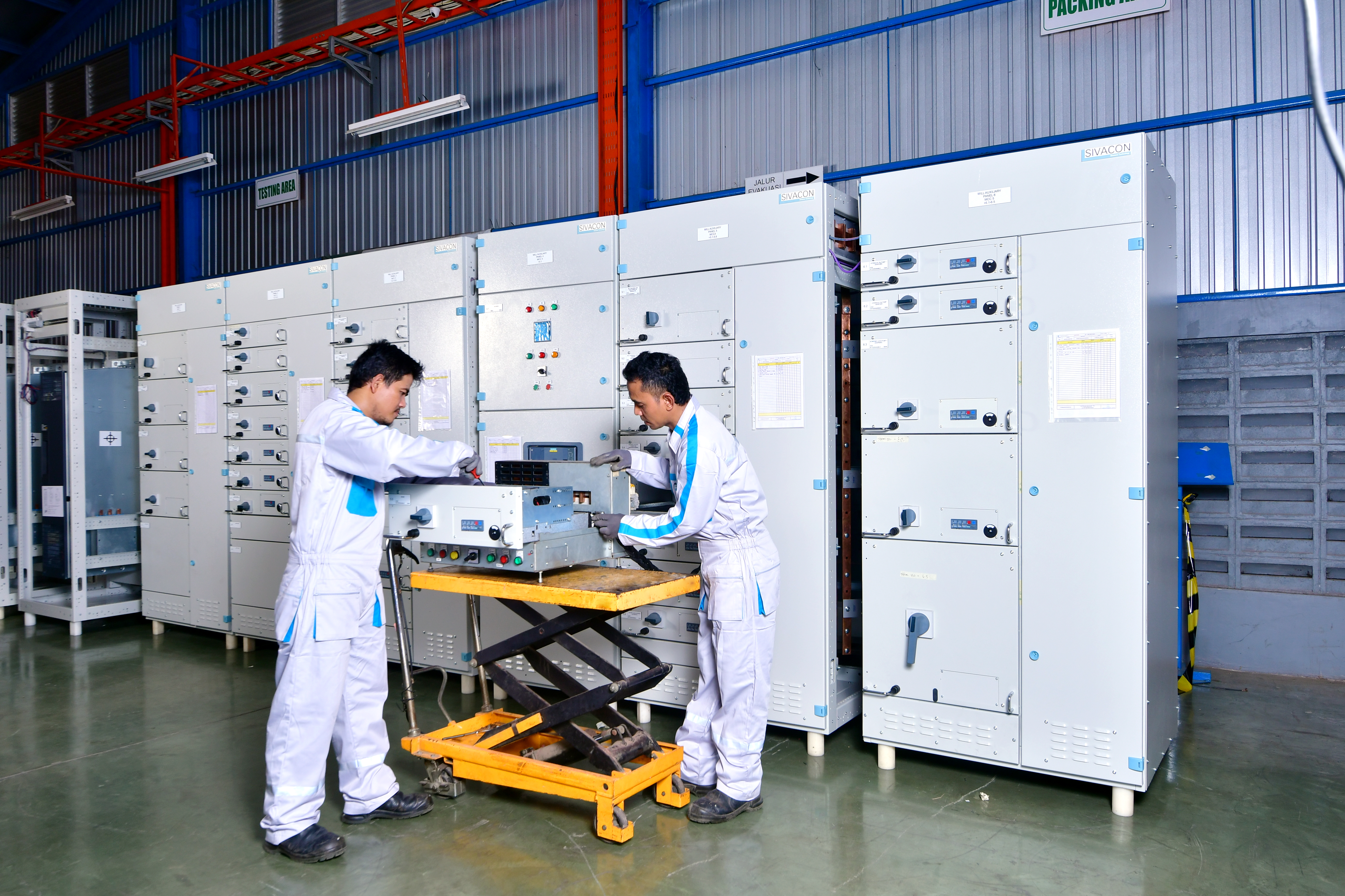 Di pabrik PT Semacom Integrated Tbk (SEMA), pekerja memeriksa baterai listrik untuk kendaraan.