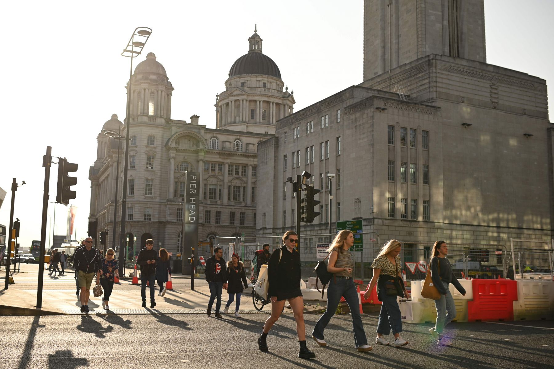 Sejumlah warga berjalan tanpa masker di wilayah Liverpool, Inggris.  