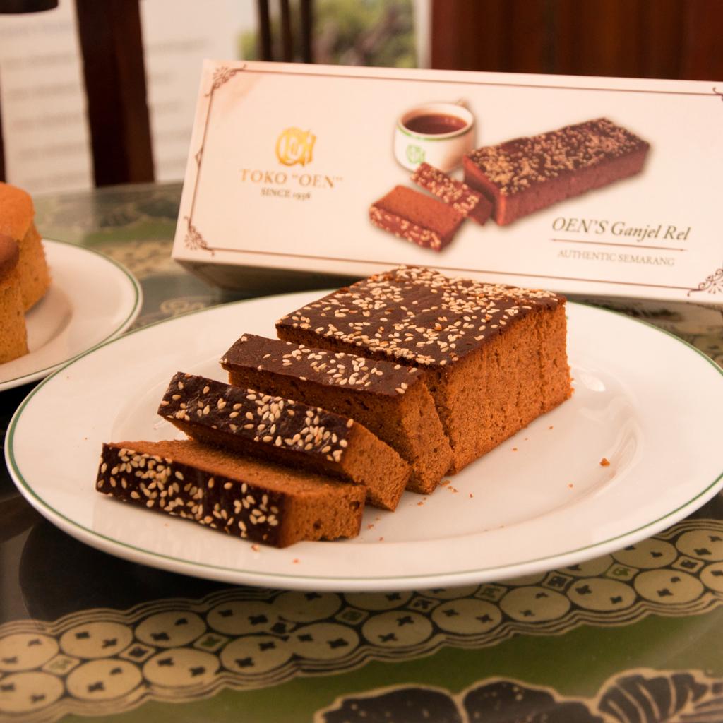 Salah satu top merchant ShopeePay di Semarang, Toko “Oen” merupakan bisnis kuliner legendaris. 