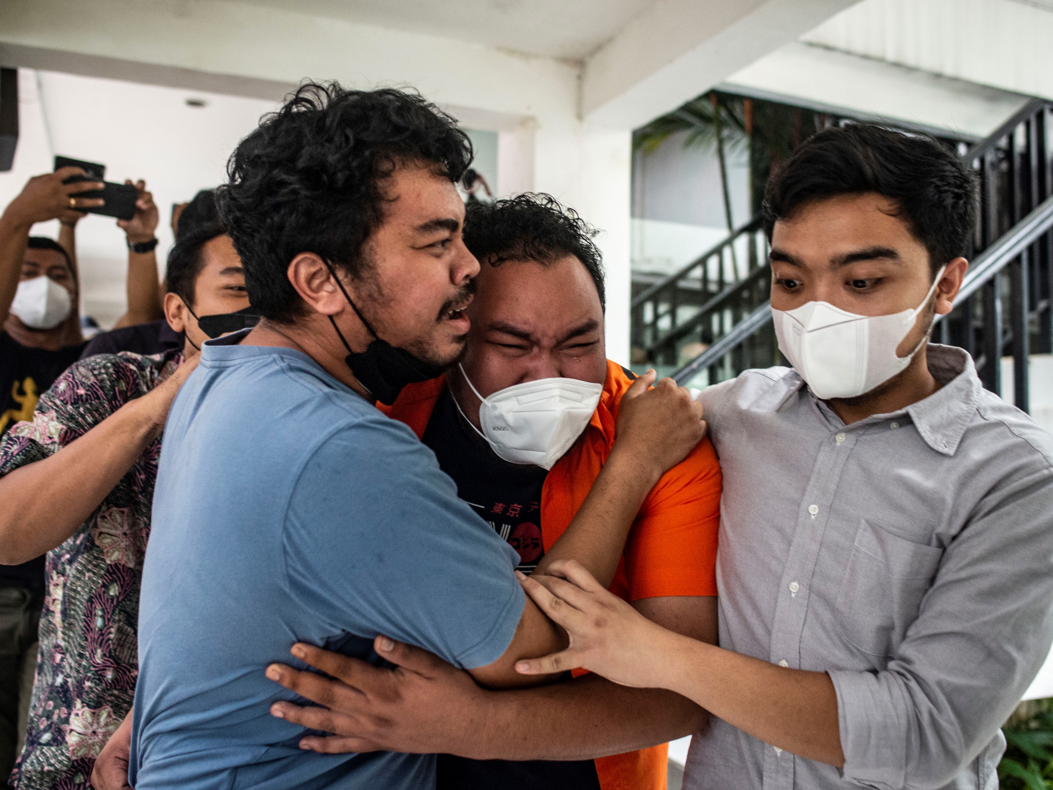 Tersangka Fico Fachriza (tengah) berpelukan dengan kerabatnya usai rilis kasus penyalahgunaan narkotika di Polda Metro Jaya, Jumat (14/1).