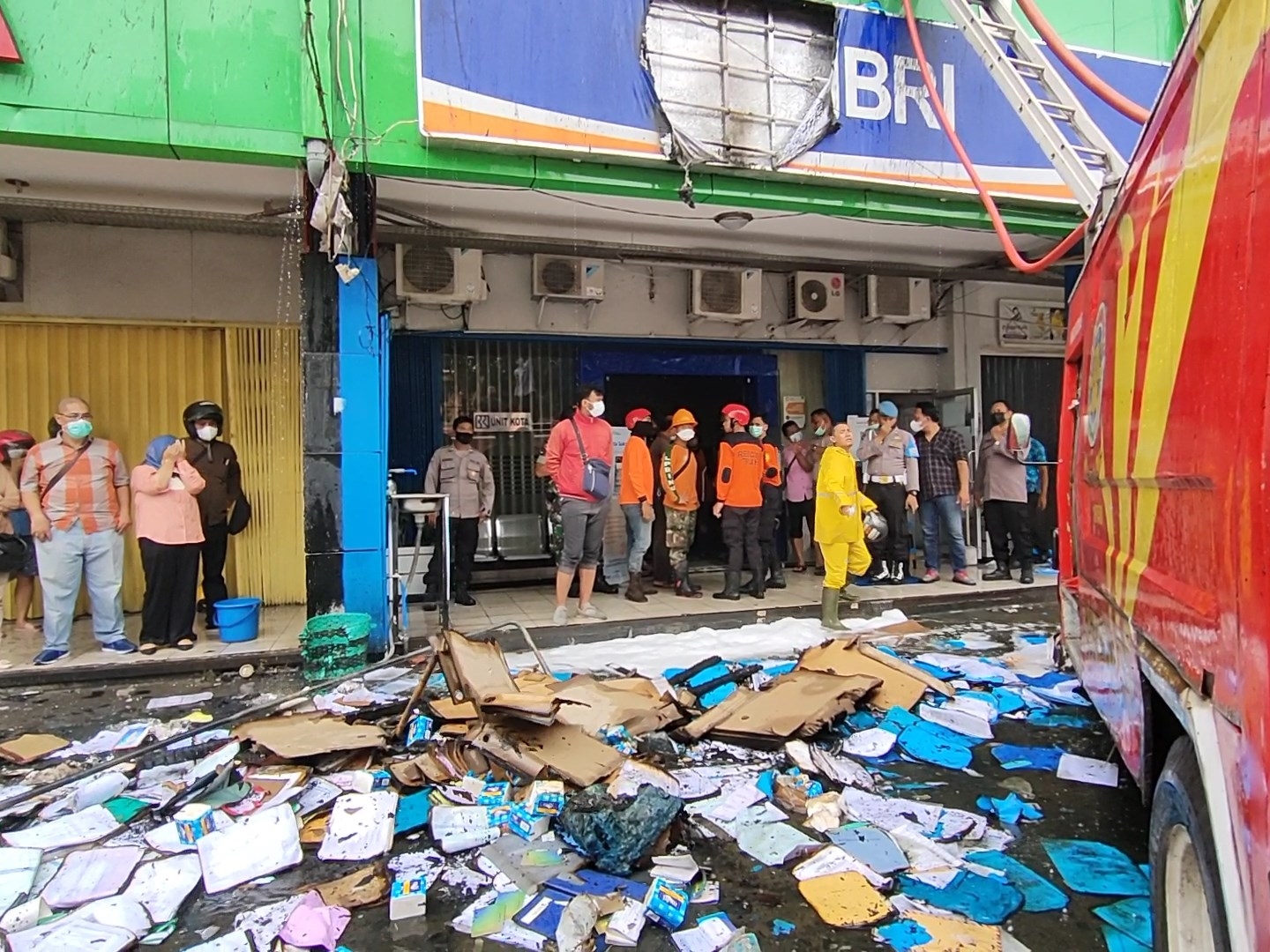 Ruko kantor Bank BRI unit Kota Kudus yang berada di kawasan Pasar Kliwon Kudus, Jawa Tengah, terbakar, Kamis (13/11/2022).