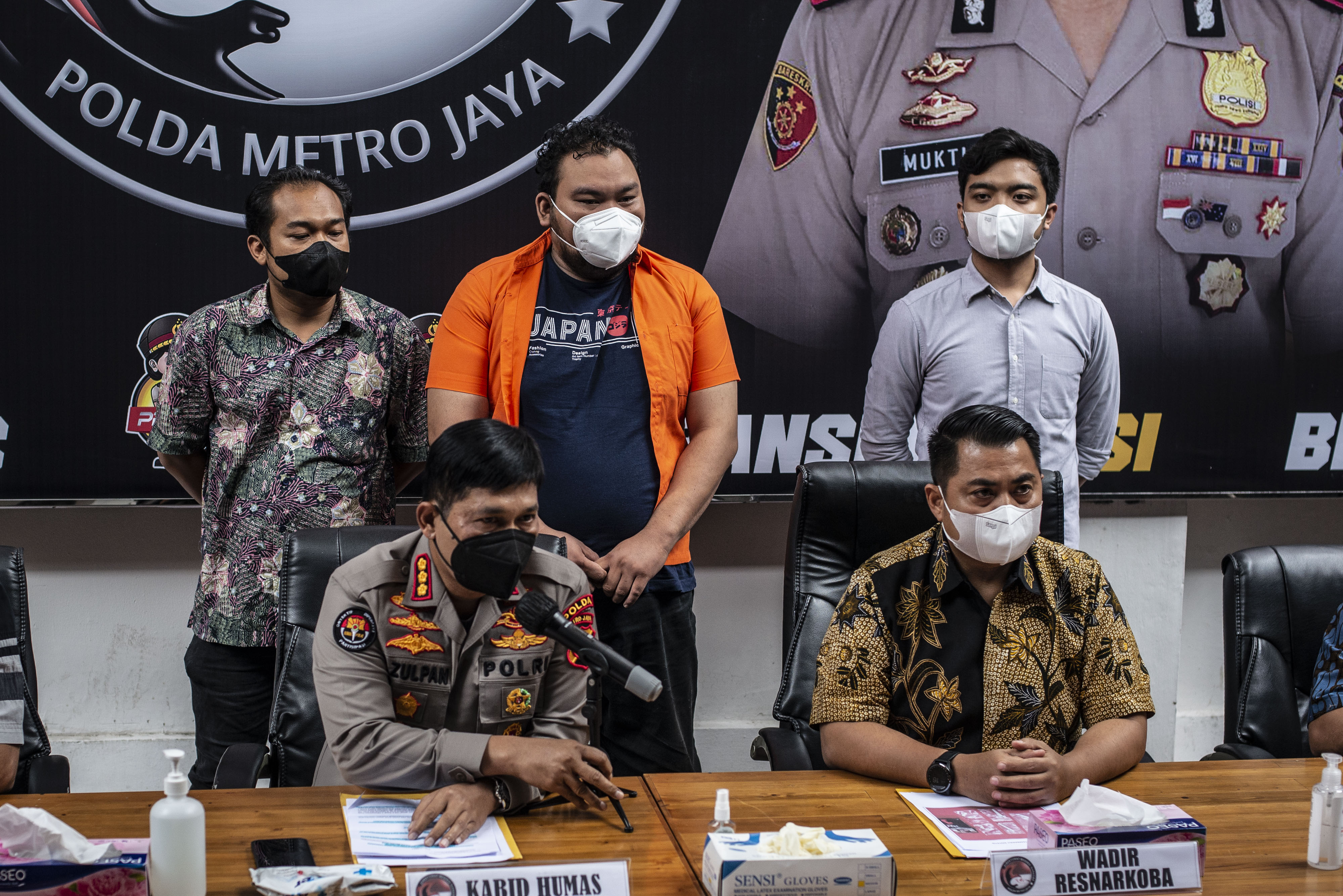 Polisi menunjukkan komika Fico Fachriza yang ditangkap karena kepemilikan narkoba