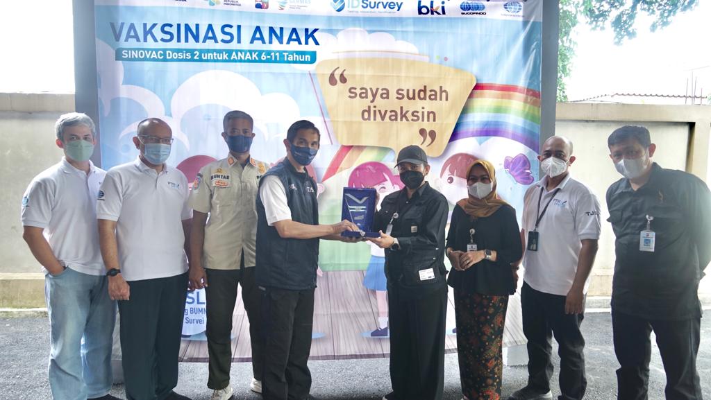 Camat Bogor Timur, Rena De Frina, menyerahkan goodybag saat kegiatan vaksinasi Covid-19 anak dosis kedua yang dilaksanakan IDSurvey. 