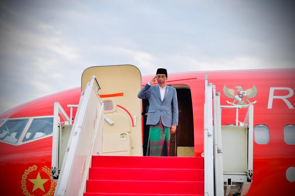 Presiden Joko Widodo mengenakan sarung