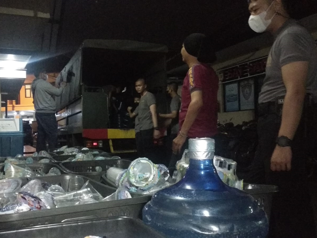 Penggerebekan miras oplosan di rumah mewah, Perumahan DeGreen Selaawi Blok C, Kelurahan Tuguraja, Kecamatan Cihideung, Kota Tasikmalaya.