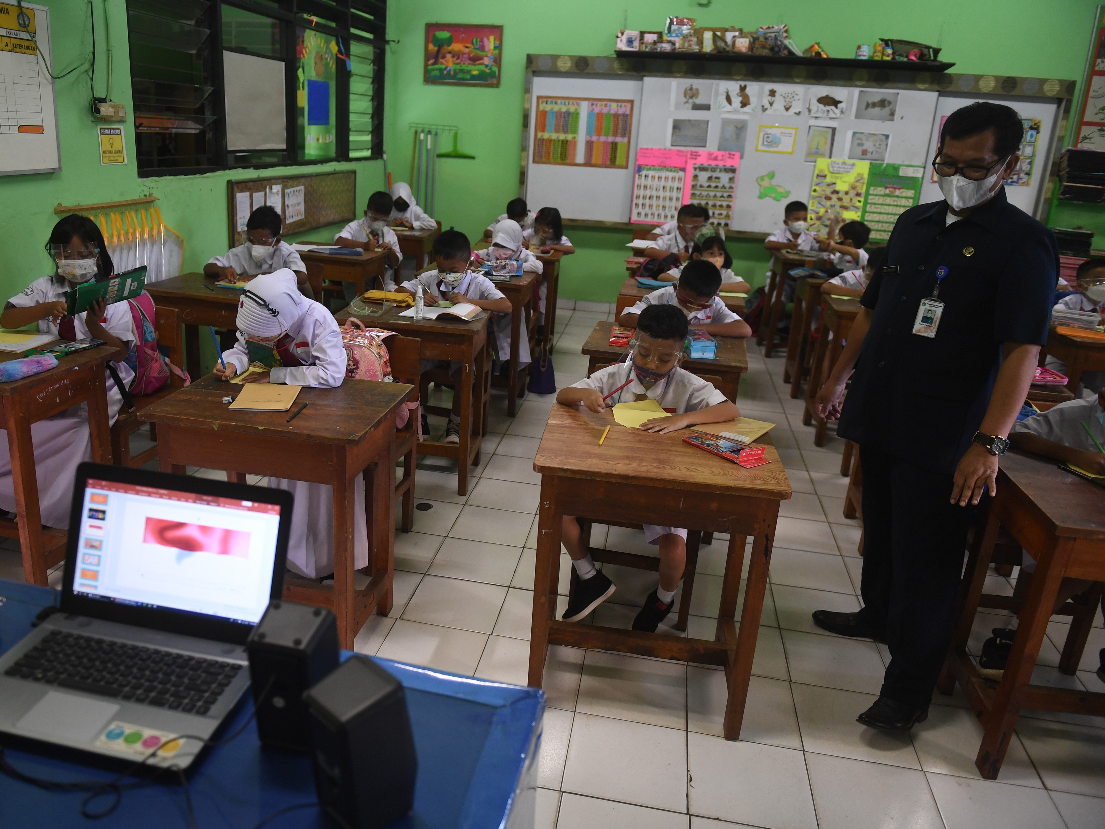 Siswa mengikuti pembelajaran tatap muka (PTM) di SDN 08 Kenari Jakarta, Senin (3/1/2022).