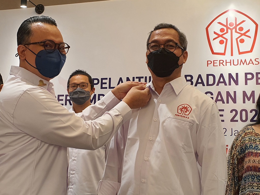Ketum Perhumas Boy Kelana Soebroto menyematkan pin kepada Dirjen IKP Kemenkominfo Usman Kansong sebagai Dewan Penasihat Perhumas 2021-2024.