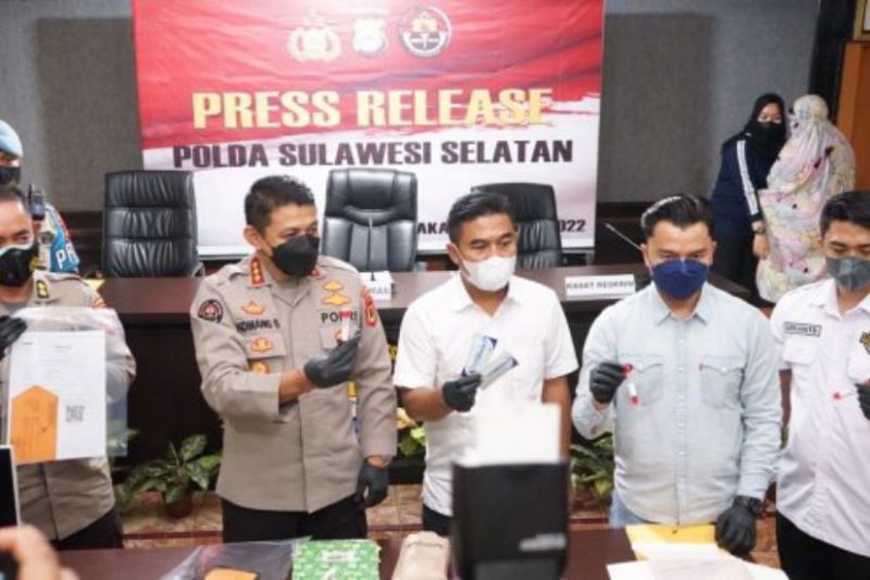 Kabid Humas Polda Sulsel Kombes Pol Komang Suartana (dua dari kiri) saat merilis kasus pemalsuan tes PCR dan swab antigen palsu di Makassar.