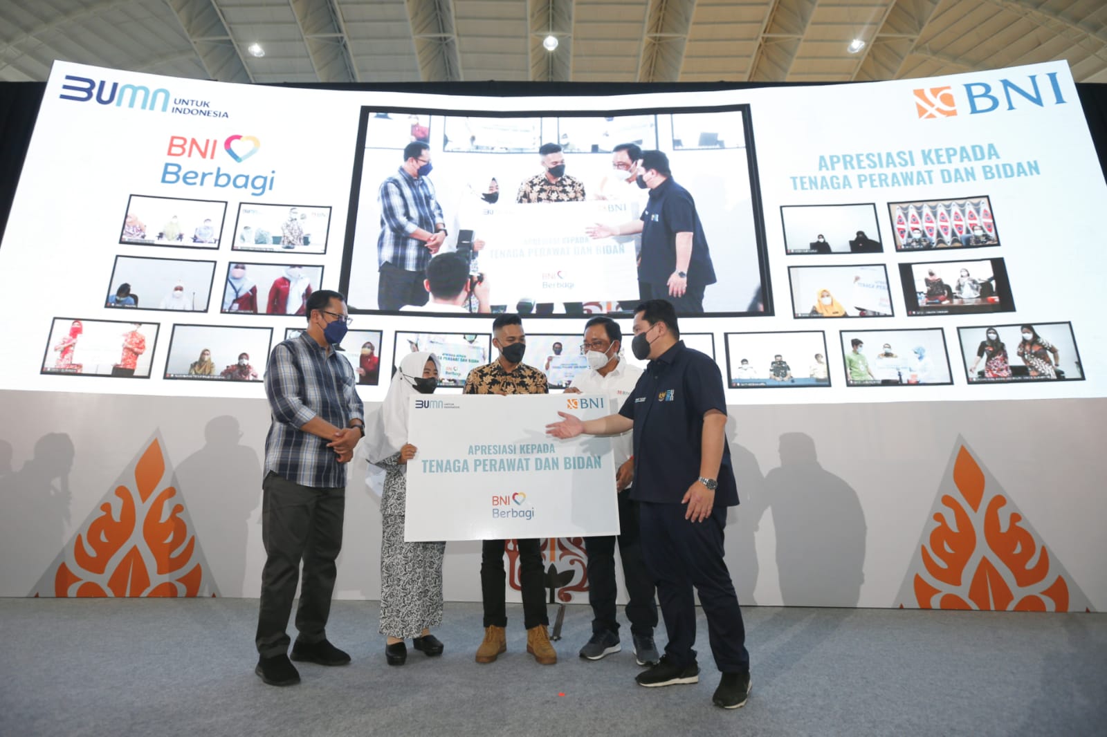 PT Bank Negara Indonesia (Persero) Tbk (BNI), memberikan bantuan kepada tenaga kesehatan di daerah - daerah yang jauh dari fasilitas kesehat