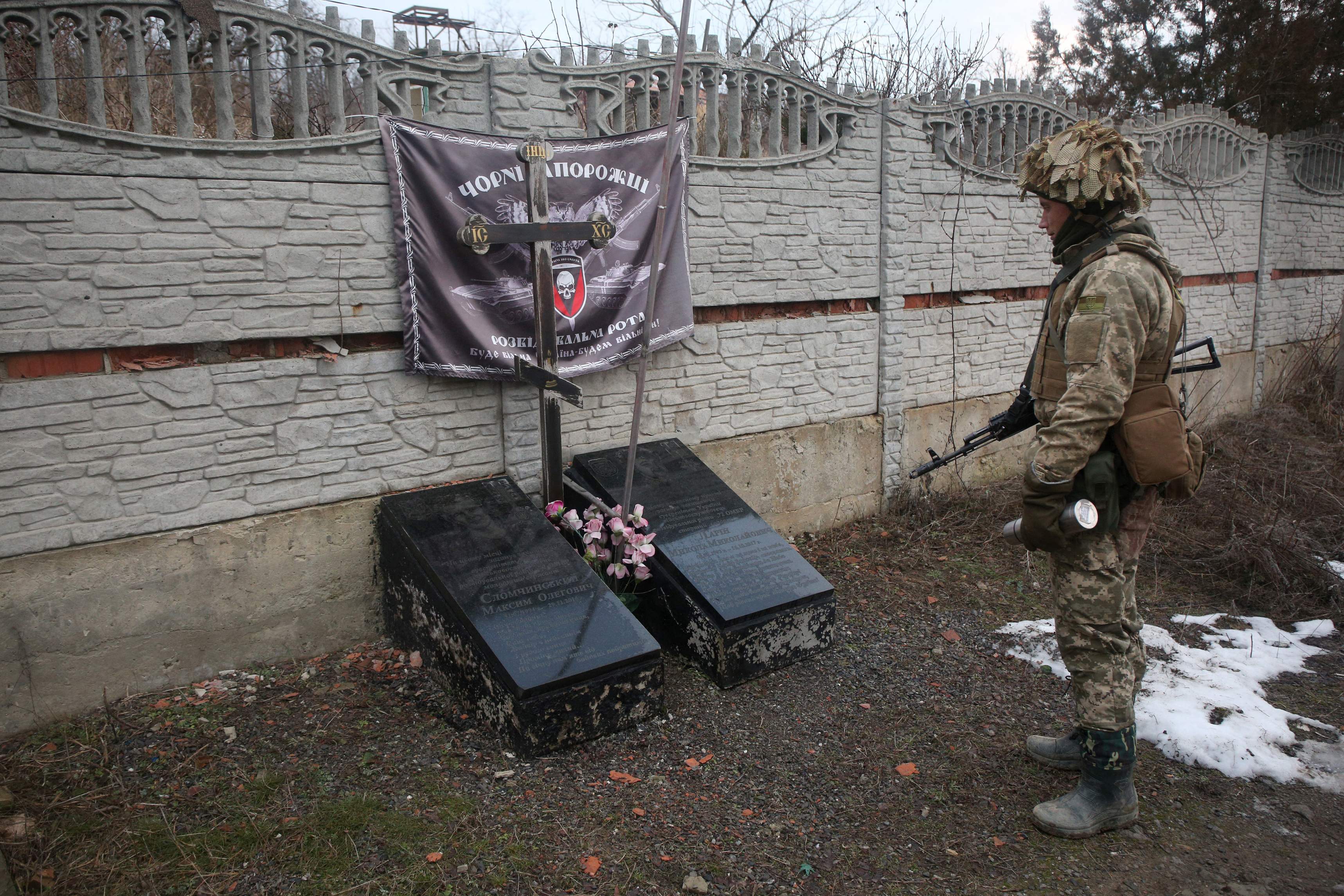 Tentara Ukraina memberi bunga dan penghormatan kepada tentara Ukraina yang tewas pada 2016 dn 2017 di perbatasan Ukraina-Rusia.