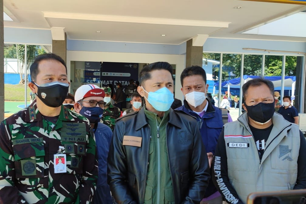 Plt Bupati Bandung Barat, Hengky Kurniawan didampingi Komandan Seskoau, Marsda TNI Samsul Rizal saat meninjau serbuan vaksinasi Covid-19 di 