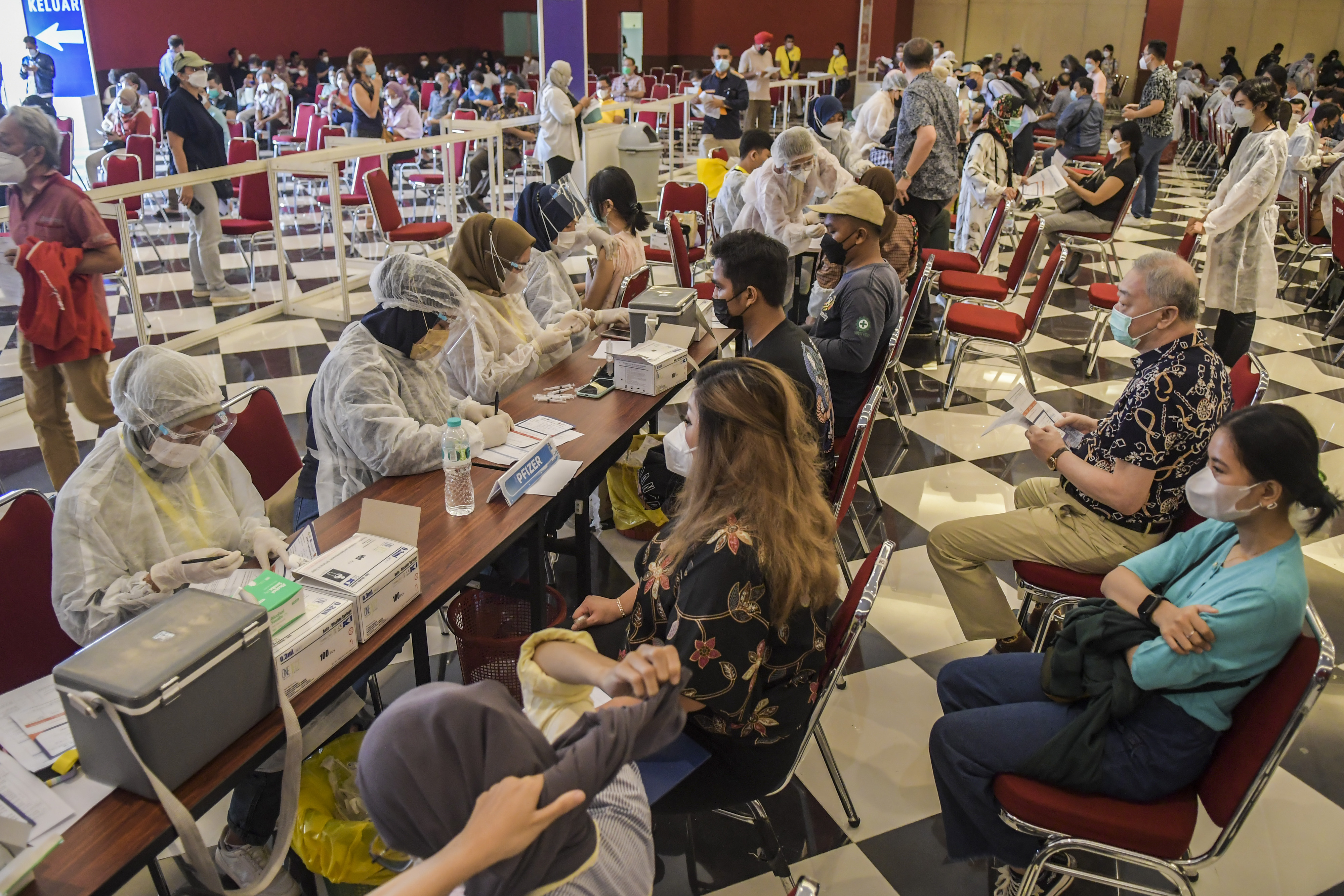 Petugas kesehatan menyuntikkan vaksin Covid-19 dosis ketiga kepada warga saat vaksinasi booster Covid-19 di Jiexpo Kemayoran.