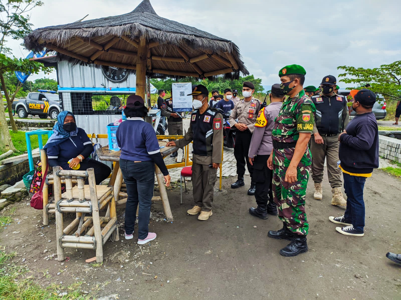 Tim patroli yustisi melakukan sosialisasi dan edukasi protokol kesehatan kepada pengunjung objek wisata di Klaten.