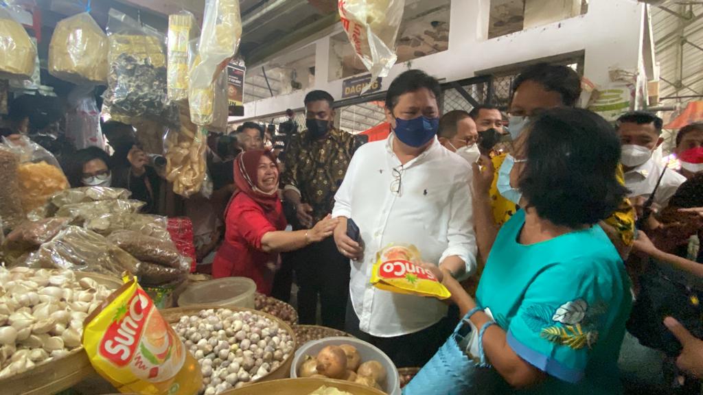 Airlangga Hartarto berkeliling dan berdialog dengan para ibu di Pasar Salatiga, Jawa Tengah, 