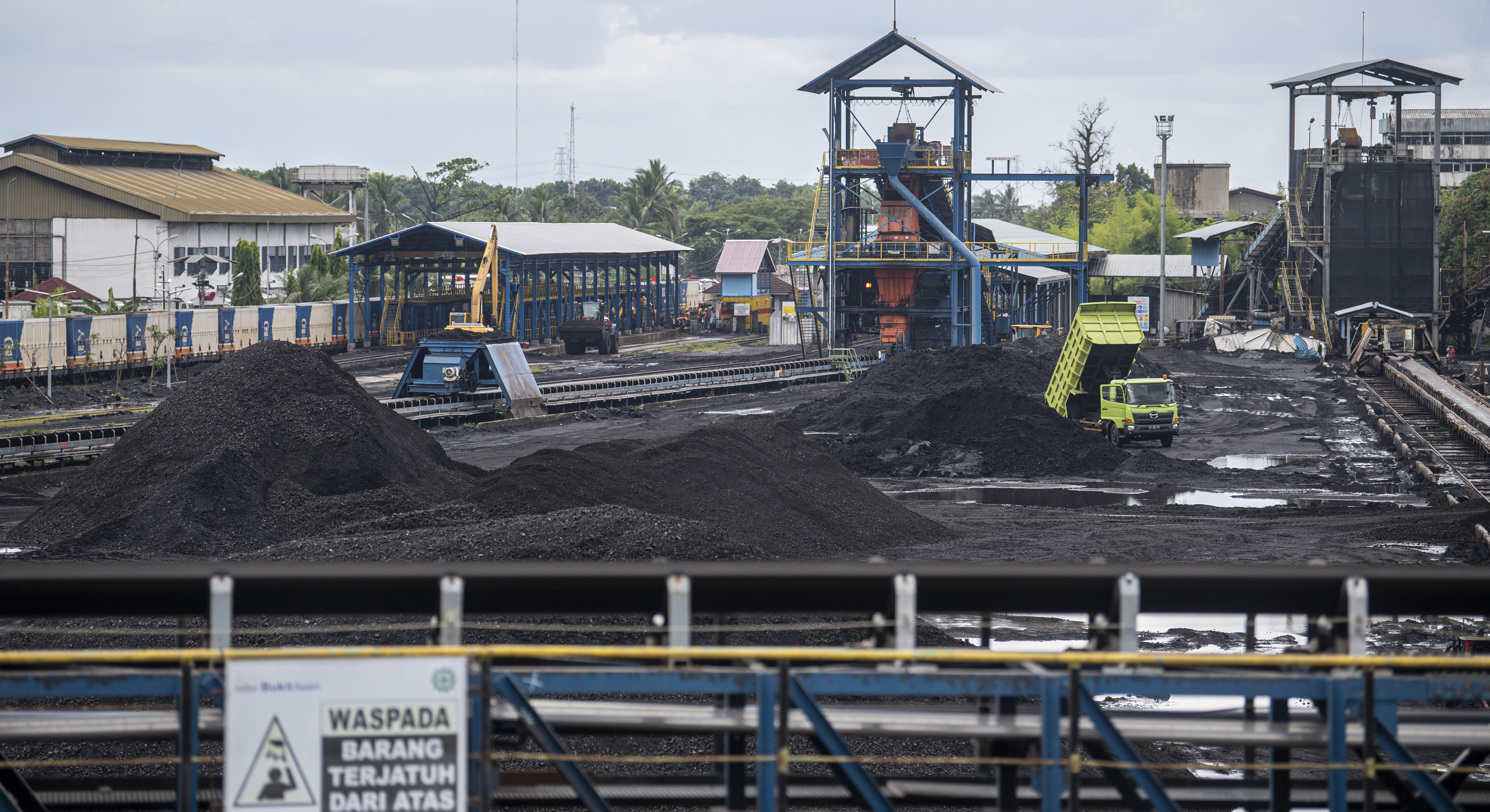 Batu bara di area pengumpulan Dermaga Batu bara Kertapati milik PT Bukit Asam Tbk di Palembang, Sumatera Selatan, Selasa (4/1/2022).