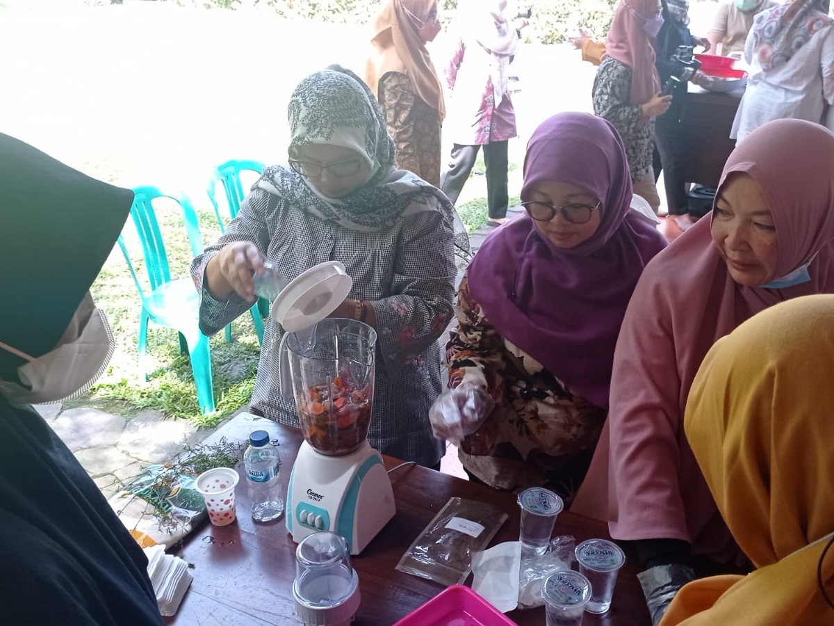 Pemberdayaan Warga Desa Gunung Sari dalam Meracik Tanaman Obat