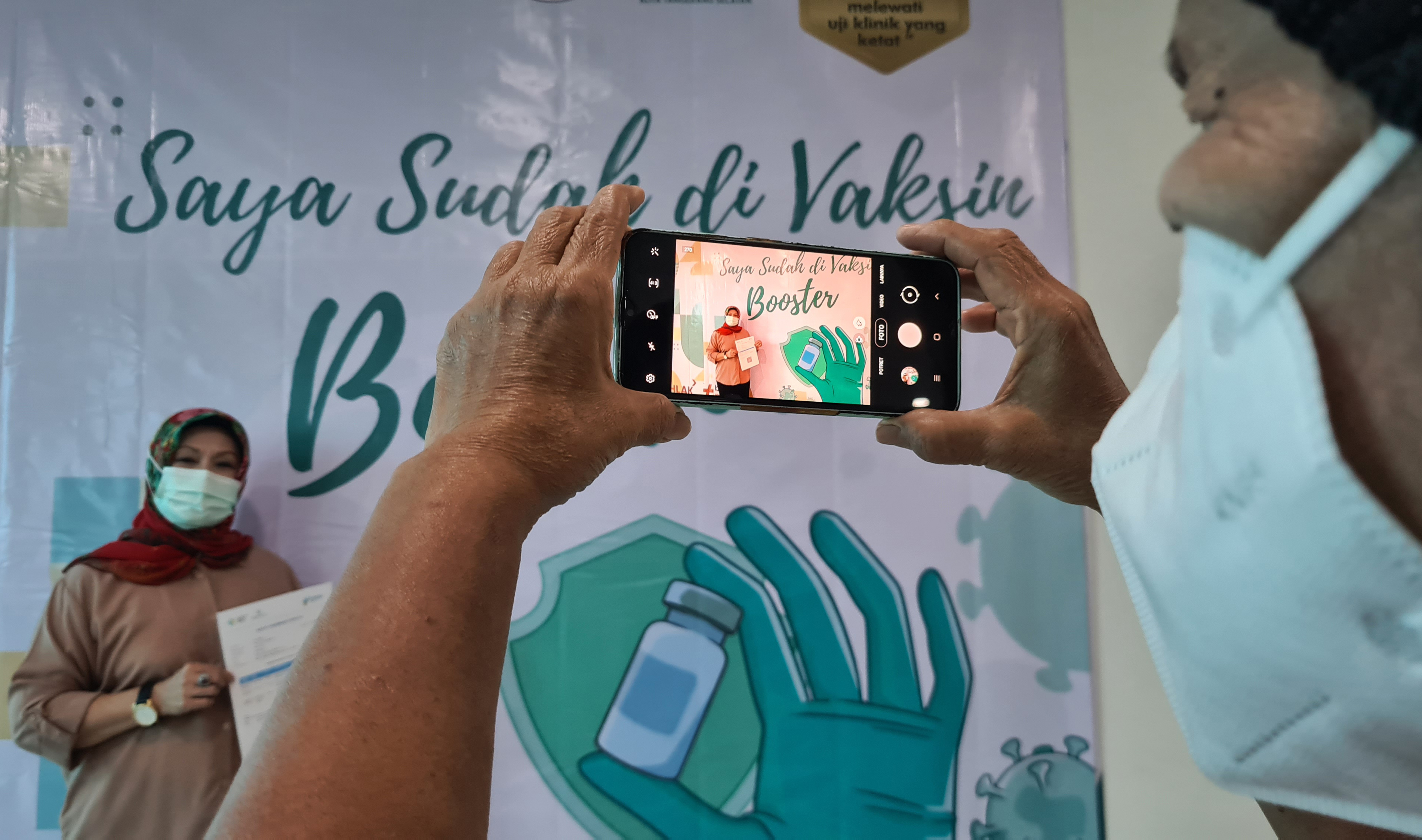 VAKSINASI BOOSTER: Warga berfoto usai mengikuti vaksinasi covid-19 dosis ketiga di RSU Tangerang Selatan, Banten Rabu (12/1/2022)