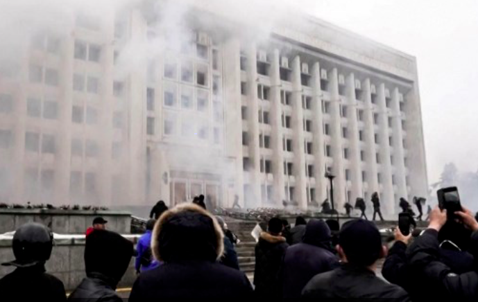 Pedemo berupaya memasuki gedung pemerintah dalam kerusuhan di Kazakhstan. 