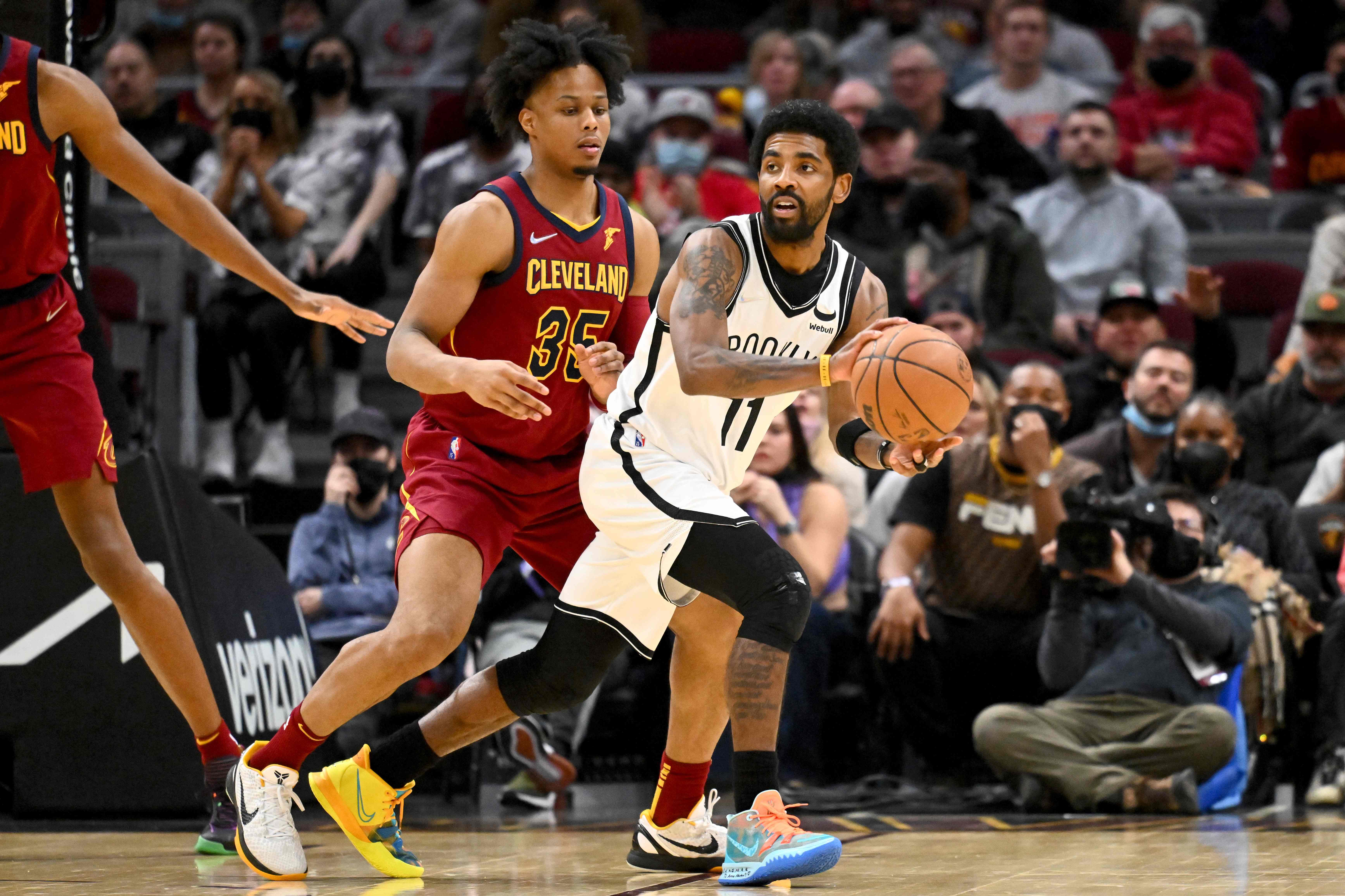 Bintang Brooklyn Nets Kyrie Irving menguasai bola dalam laga NBA melawan Cleveland Cavaliers.