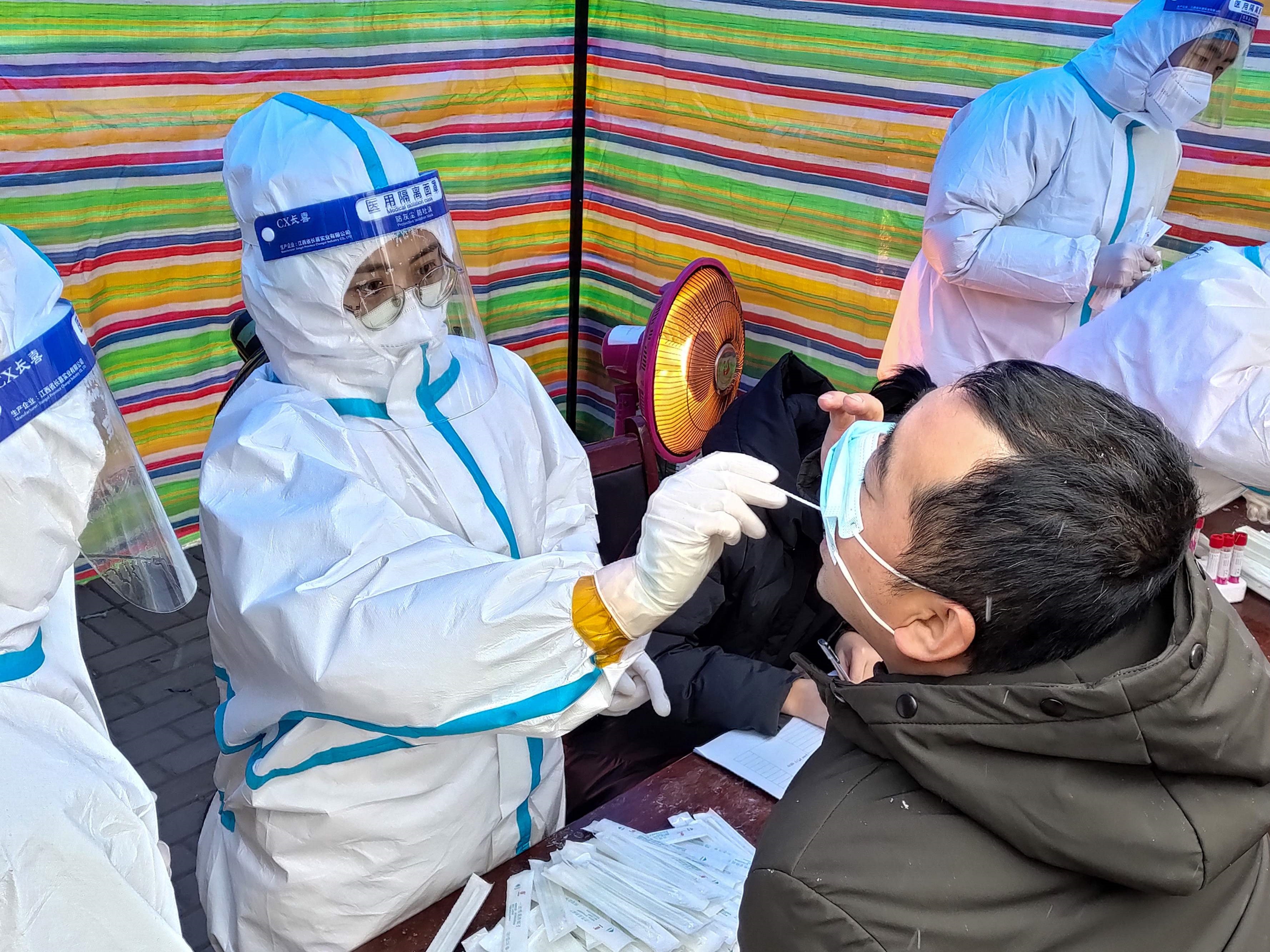 Seorang warga menjalani tes asam nukleat untuk covid-19 di Anyang di provinsi Henan tengah Tiongkok pada 21 Januari 2022.