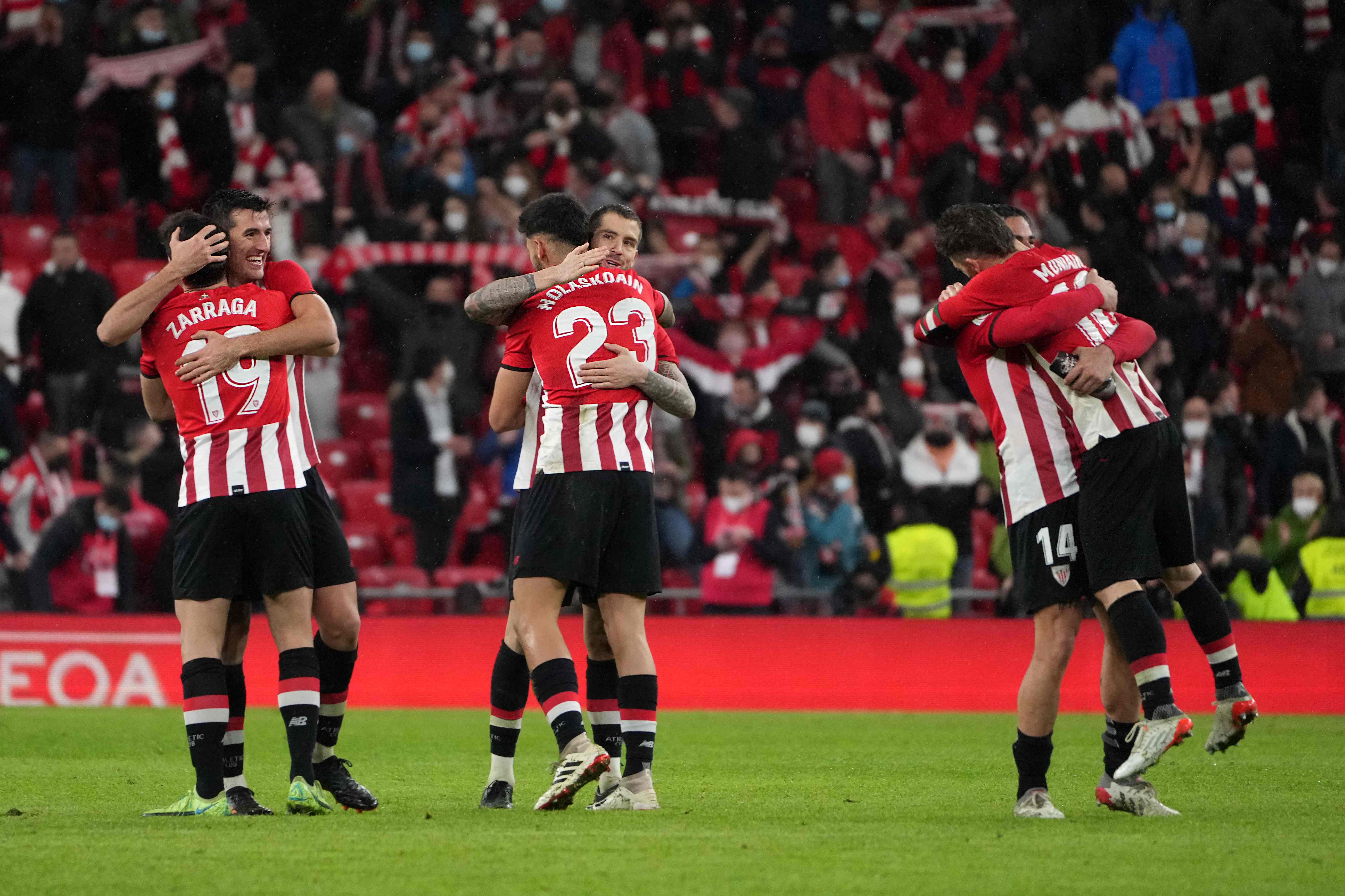 Para pemain Athletic Bilbao melakukan selebrasi usai mengalahkan Barcelona di laga Copa del Rey.