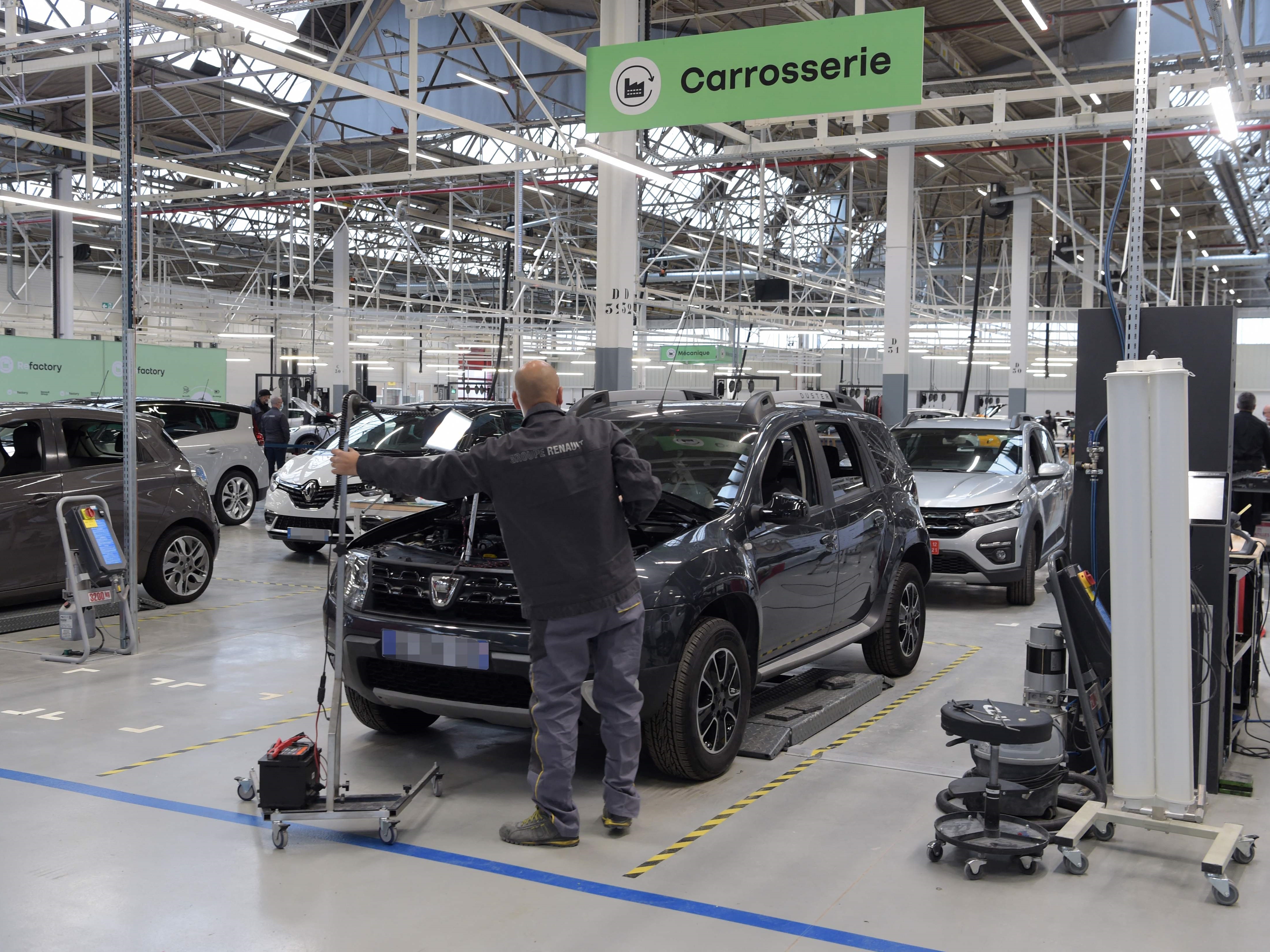 Pabrik mobil bekas, dekat Paris, Prancis, pada 30 November 2021.