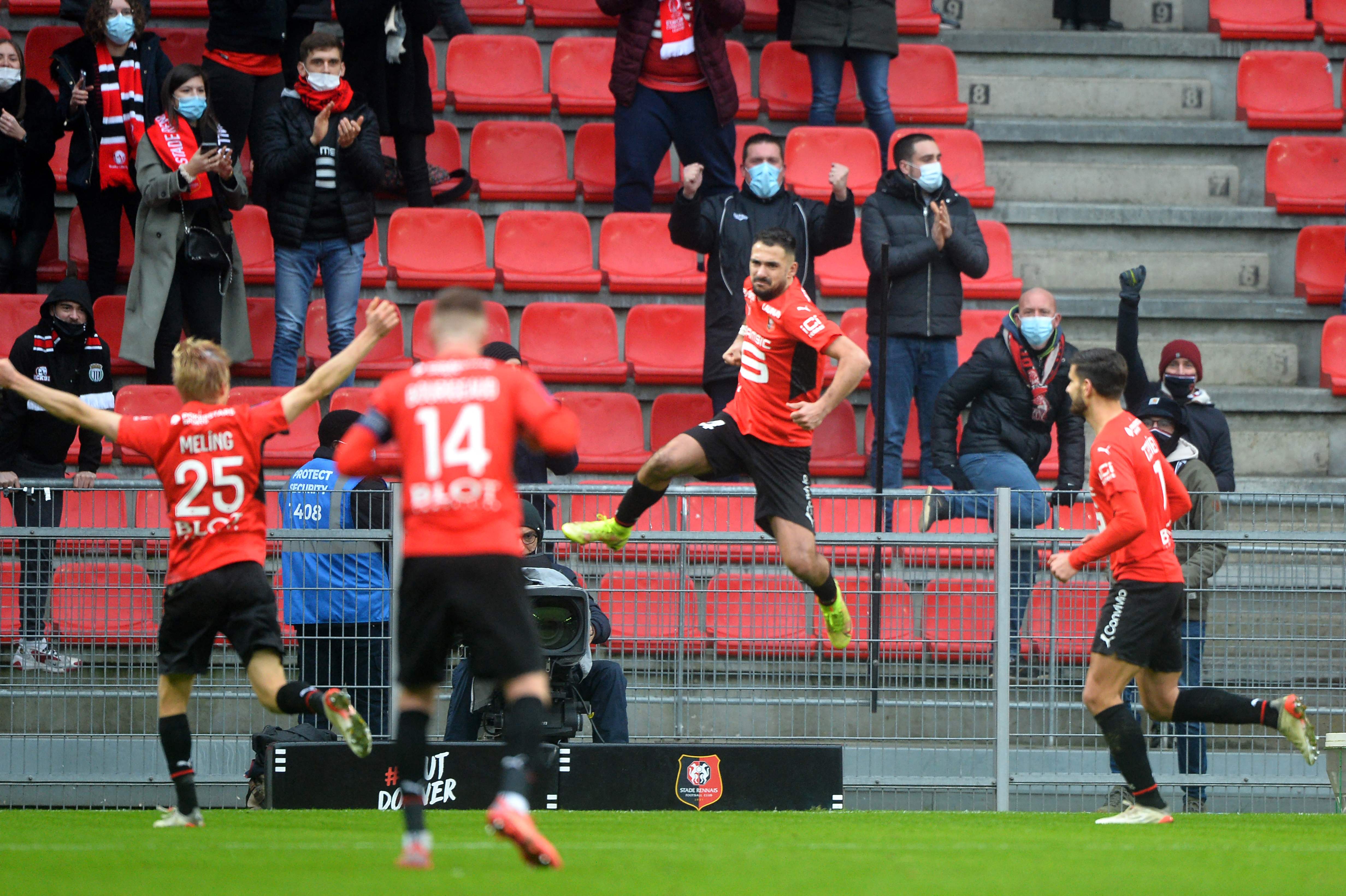 Pemain Rennes melakukan selebrasi usai mencetak gol ke gawang Bordeaux di laga Ligue 1.