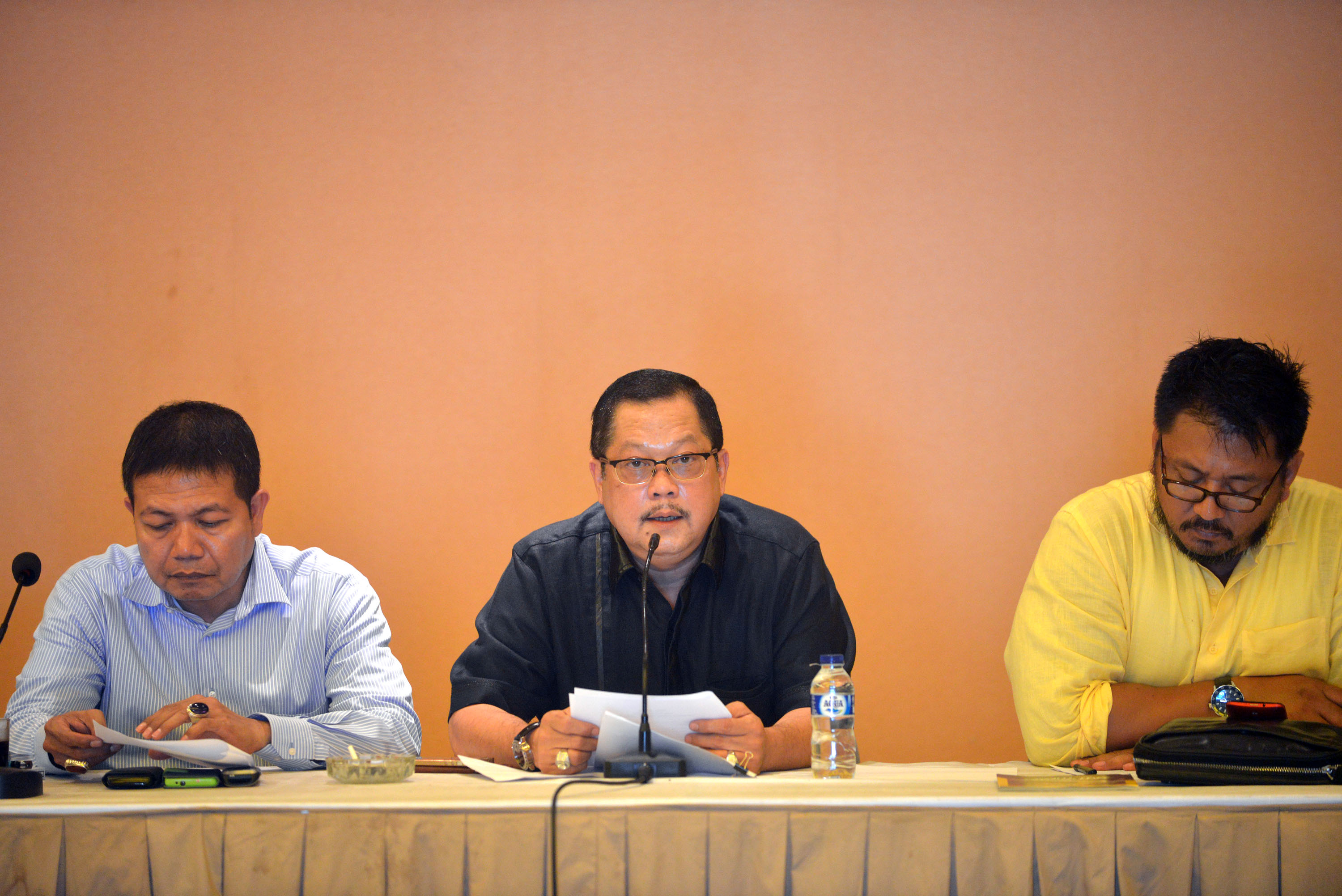 Kader senior Golkar Erwin Ricardo Silalahi (kiri) mendesak para elite Golkar segera memutuskan pergantian ketua umum. 