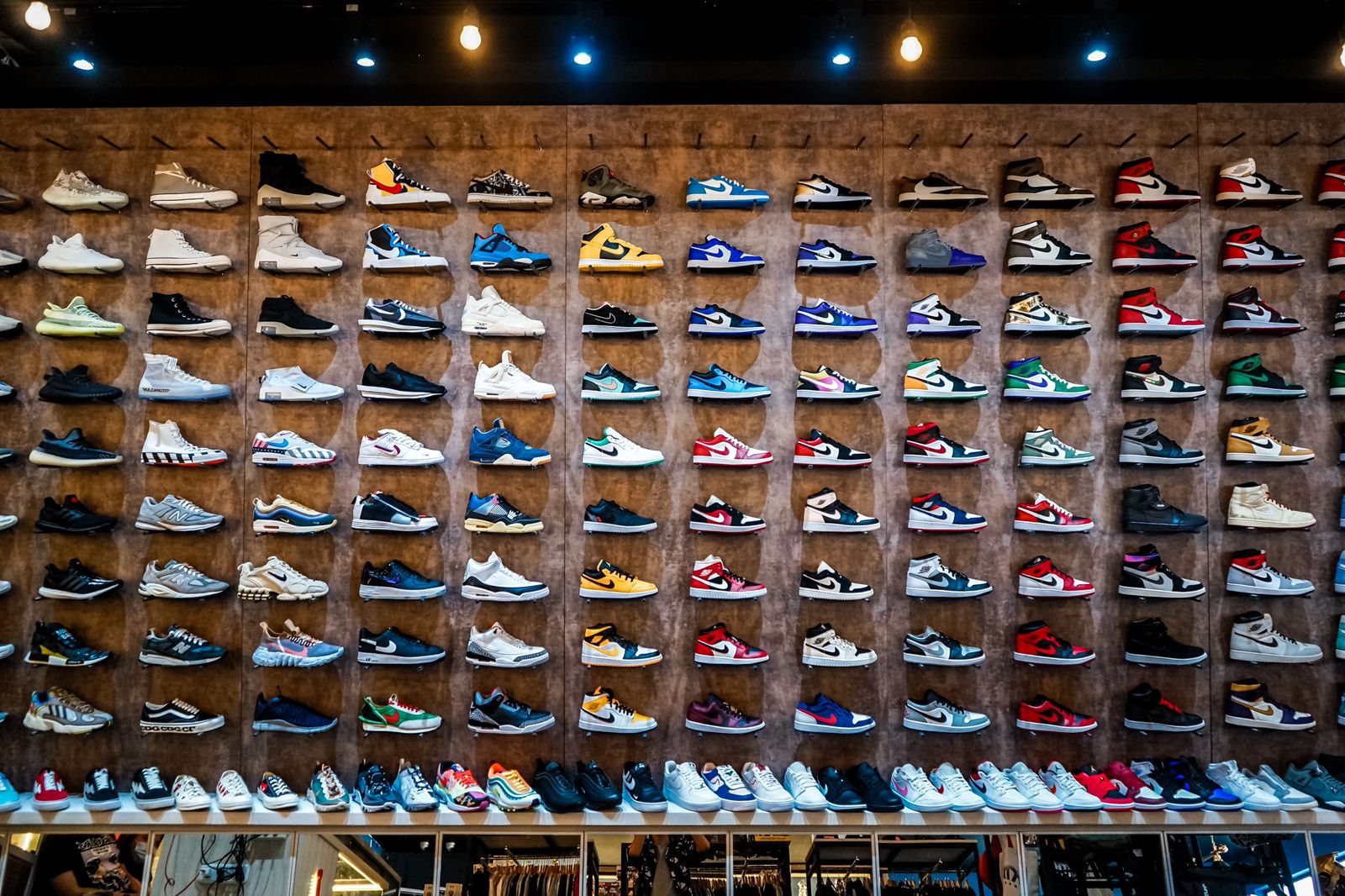 Sebuah toko yang menawarkan puluhan jenis sneakers di Jakarta. 