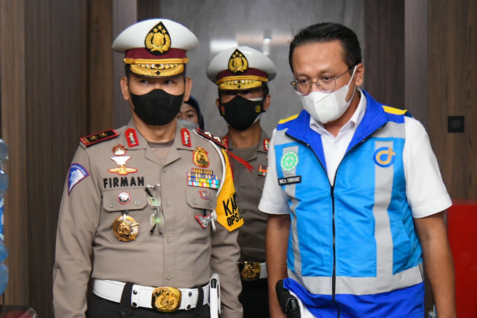 Kakorlantas Polri Irjen Pol Firman Shantyabudi saat meninjau Gerbang Tol Cikampek Utama, Minggu malam (2/1/2022)