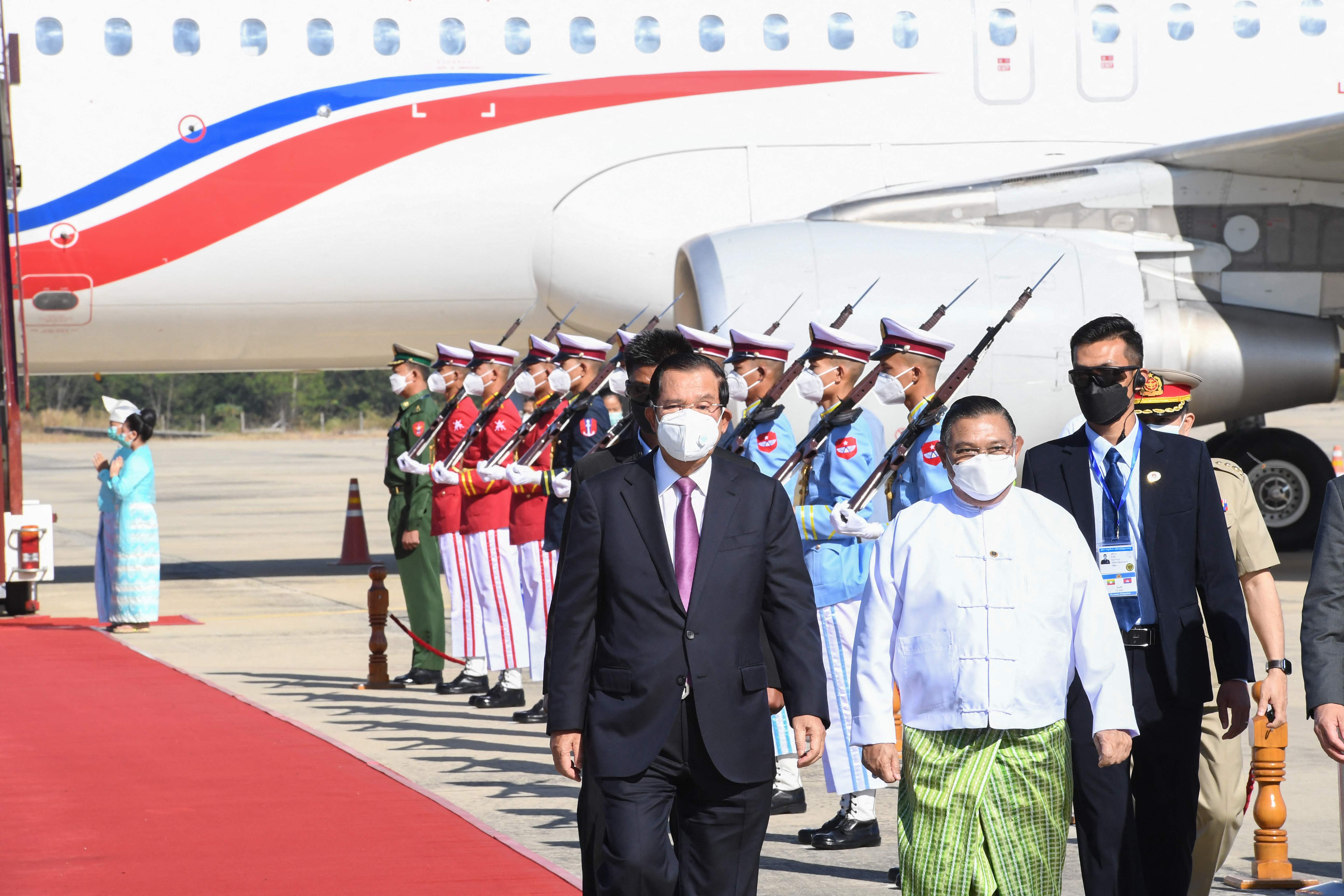 PM Kamboja Hun Sen yang juga Ketua ASEAN (kiri) di Naypyidaw, Myanmar, pada 7 Januari 2022.