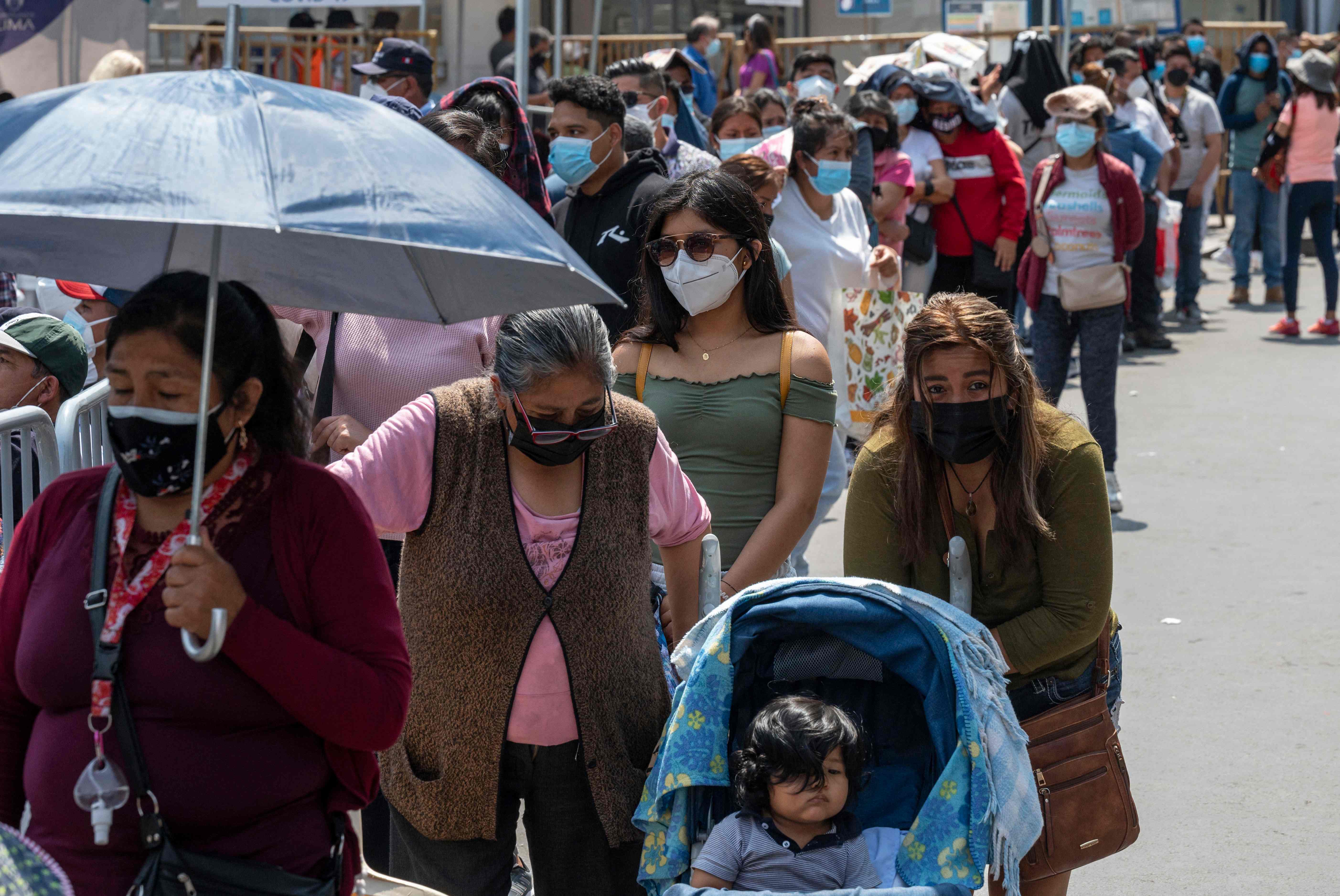 Suasana saat sedang mengantre vaksinasi di Lima, Peru, pada 5 Januari 2022.