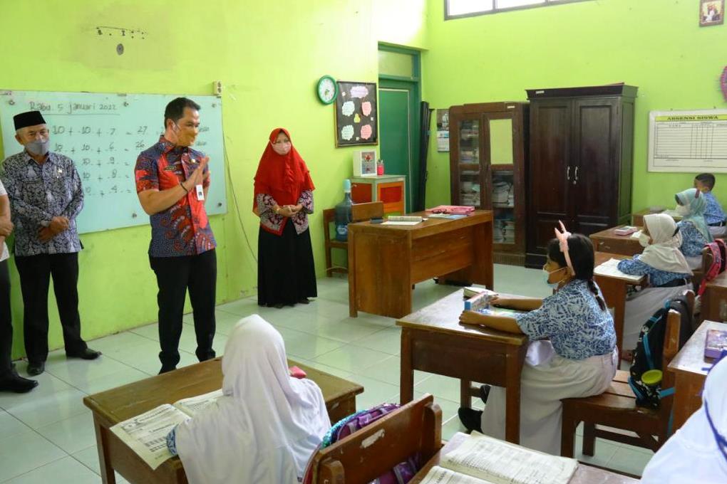 Bupati Kudus Hartopo saat memantau PTM 100% di SD 1 Jati Kulon, Kecamatan Jati, Kabupaten Kudus, Rabu (5/1/2022).