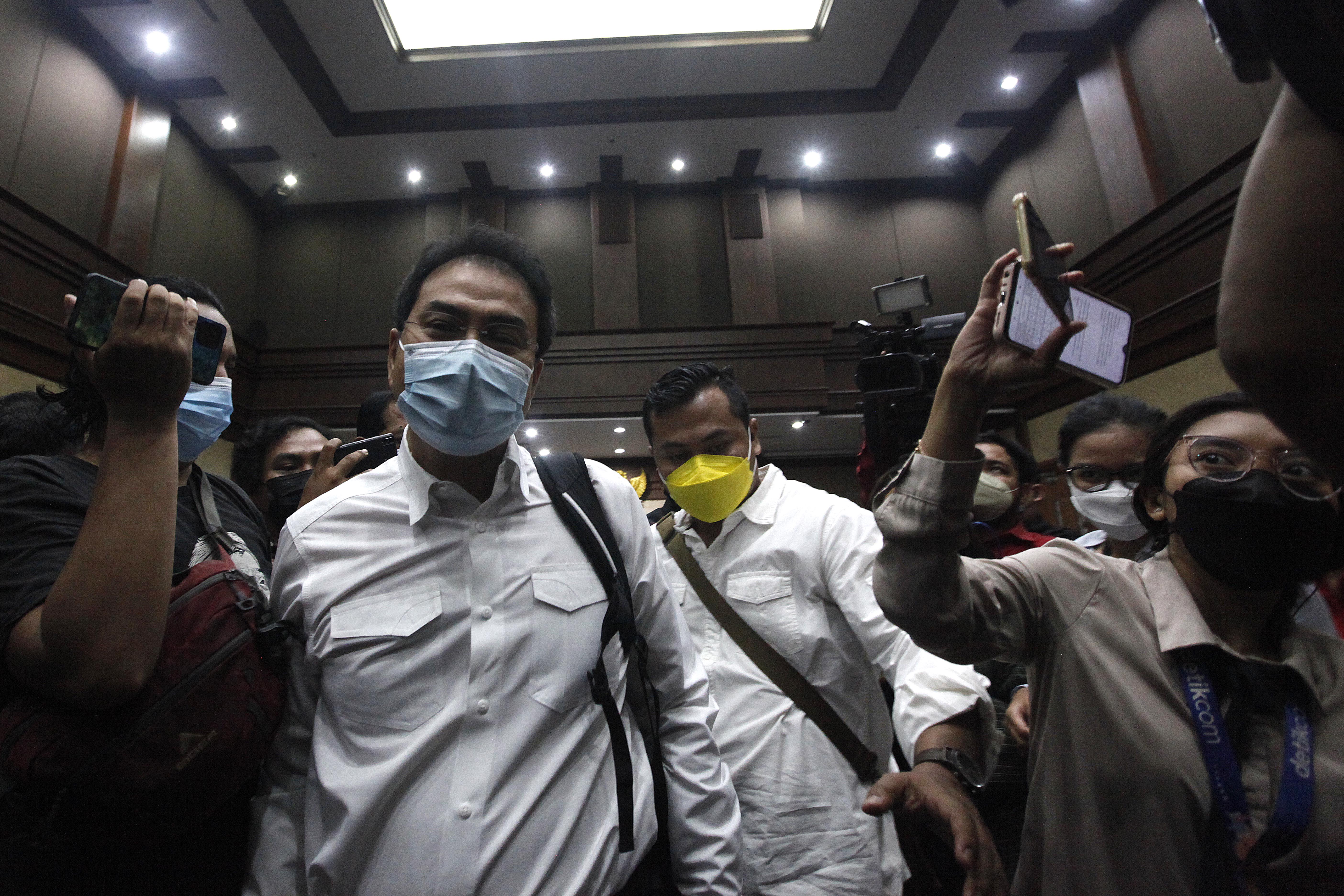 Mantan Wakil Ketua DPR RI Azis Syamsuddin meninggalkan ruang sidang usai pembacaan tuntutan terhadap dirinya di Gedung Pengadilan Tipikor. 