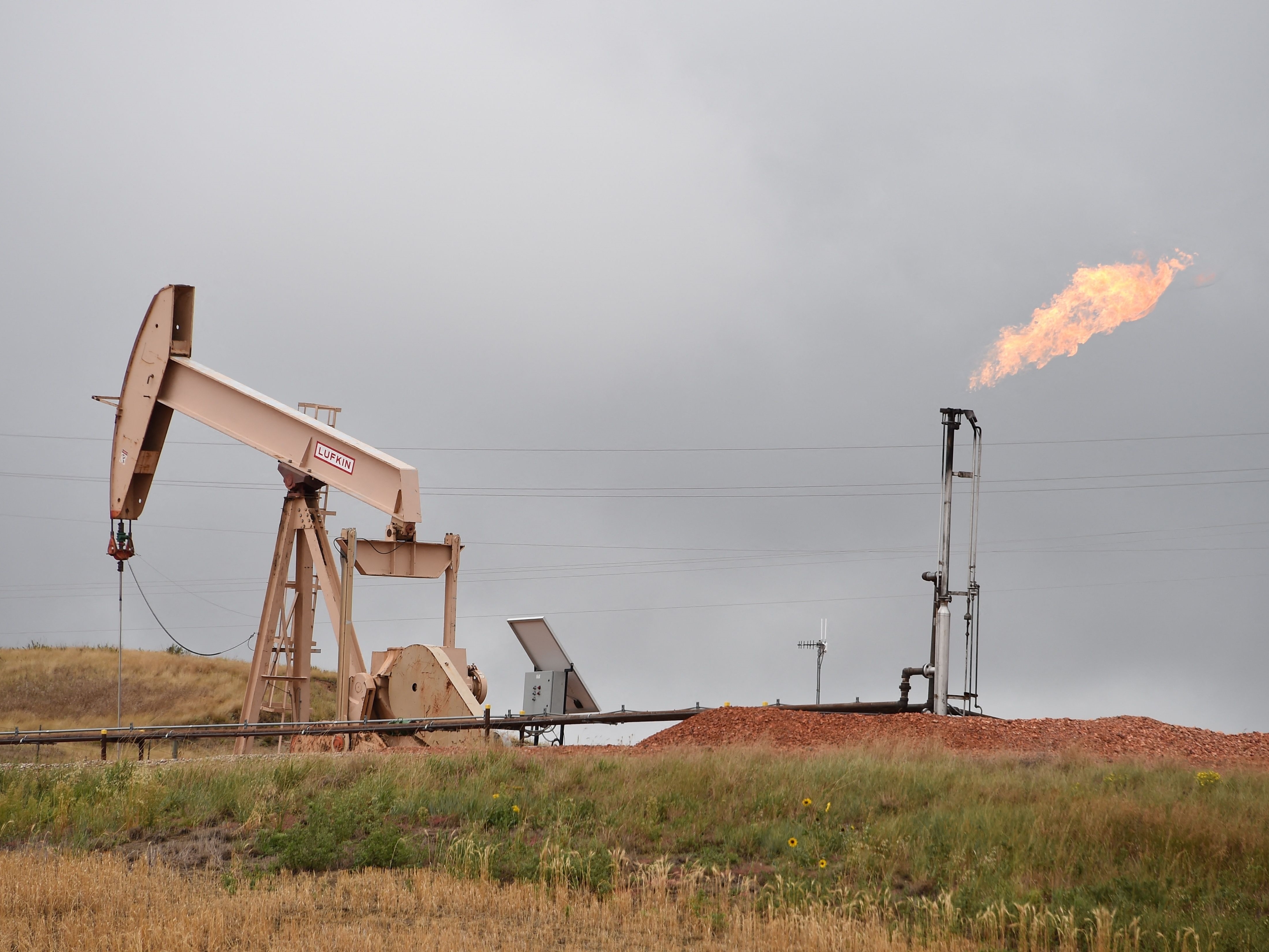 Tambang minyak di dekat Williston, North Dakota, pada 6 September 2016.