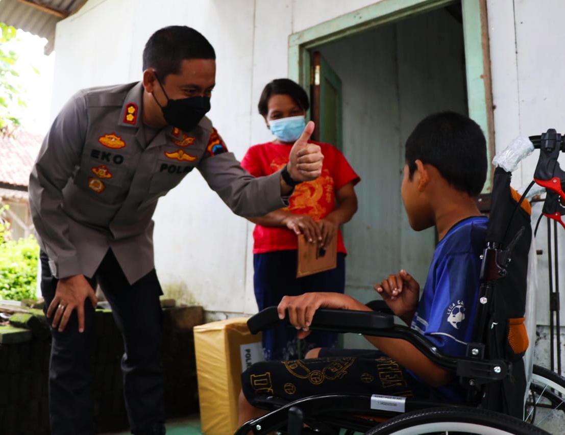 Thoyib Apriansyah di atas kursi roda pemberian Kapolres Klaten AKB Eko Prasetyo