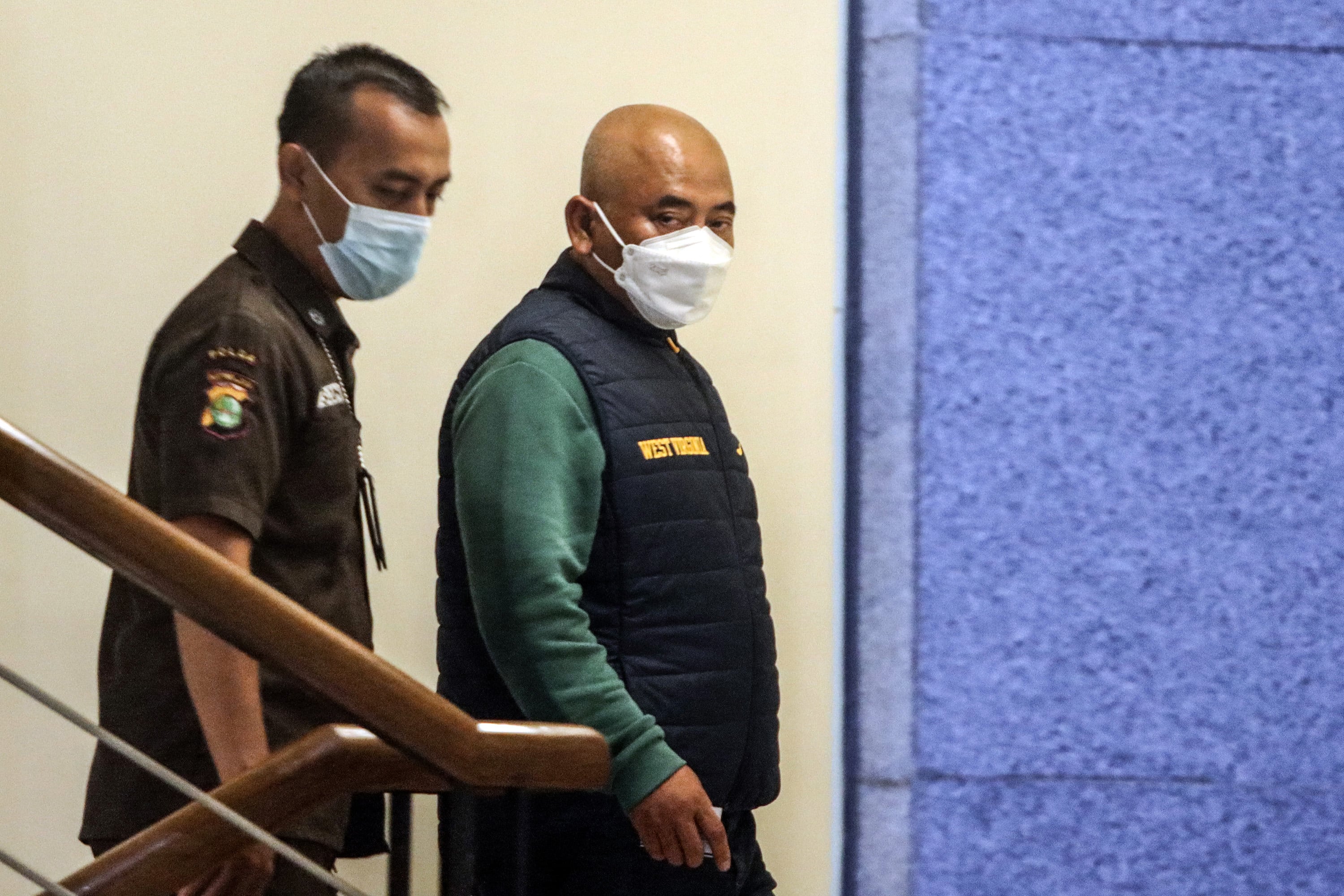  Wali Kota Bekasi Rahmat Effendi (kanan) berjalan menuju ruang pemeriksaan usai terjaring OTT KPK di Gedung KPK, Jakarta, Rabu (5/1).