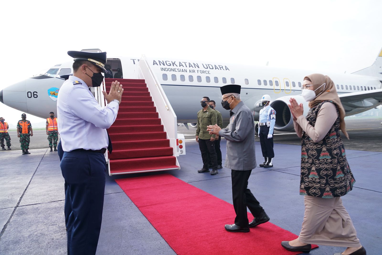 Wakil Presiden RI Ma'ruf Amin dan Ibu Wury berangkat dari Bandara Halim Perdana Kusuma menuju Palu, Kamis (6/1).
