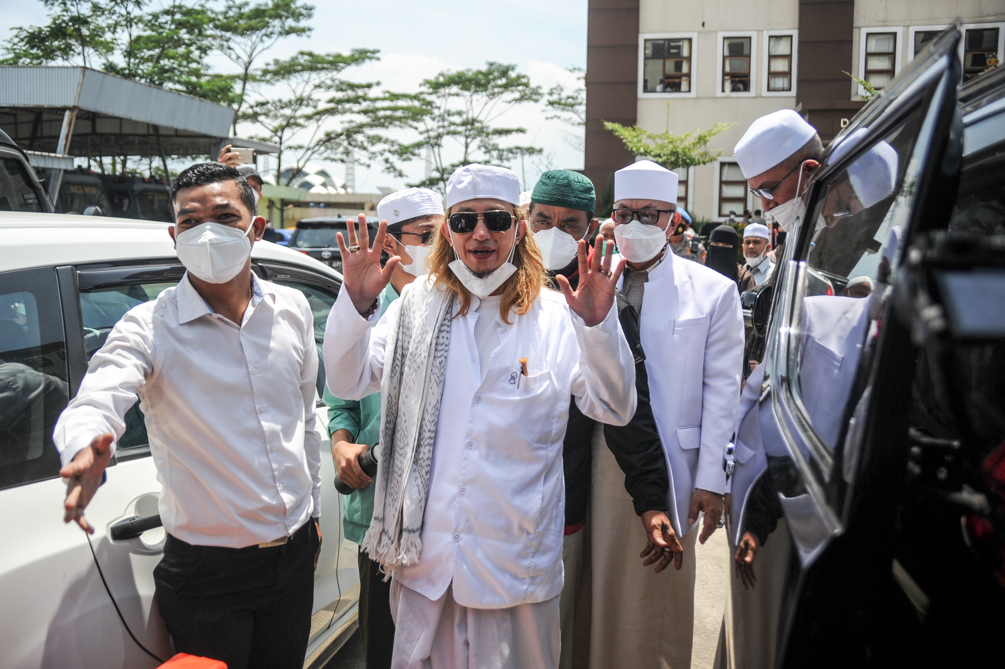 Penceramah Bahar Smith (tengah) tiba di Polda Jabar untuk menjalani pemeriksaan di Bandung, Jawa Barat, Senin (3/1/2022).