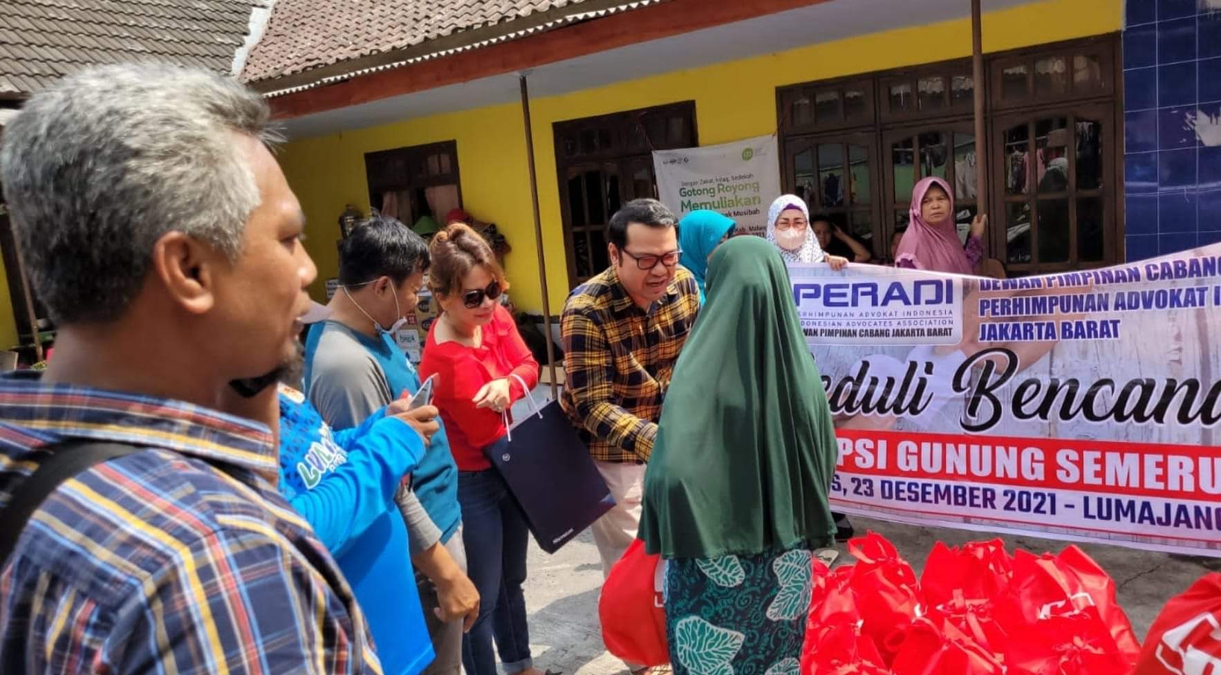 DPC Peradi Jakareta Barat membantu korban erupsi Gunnung Semeru