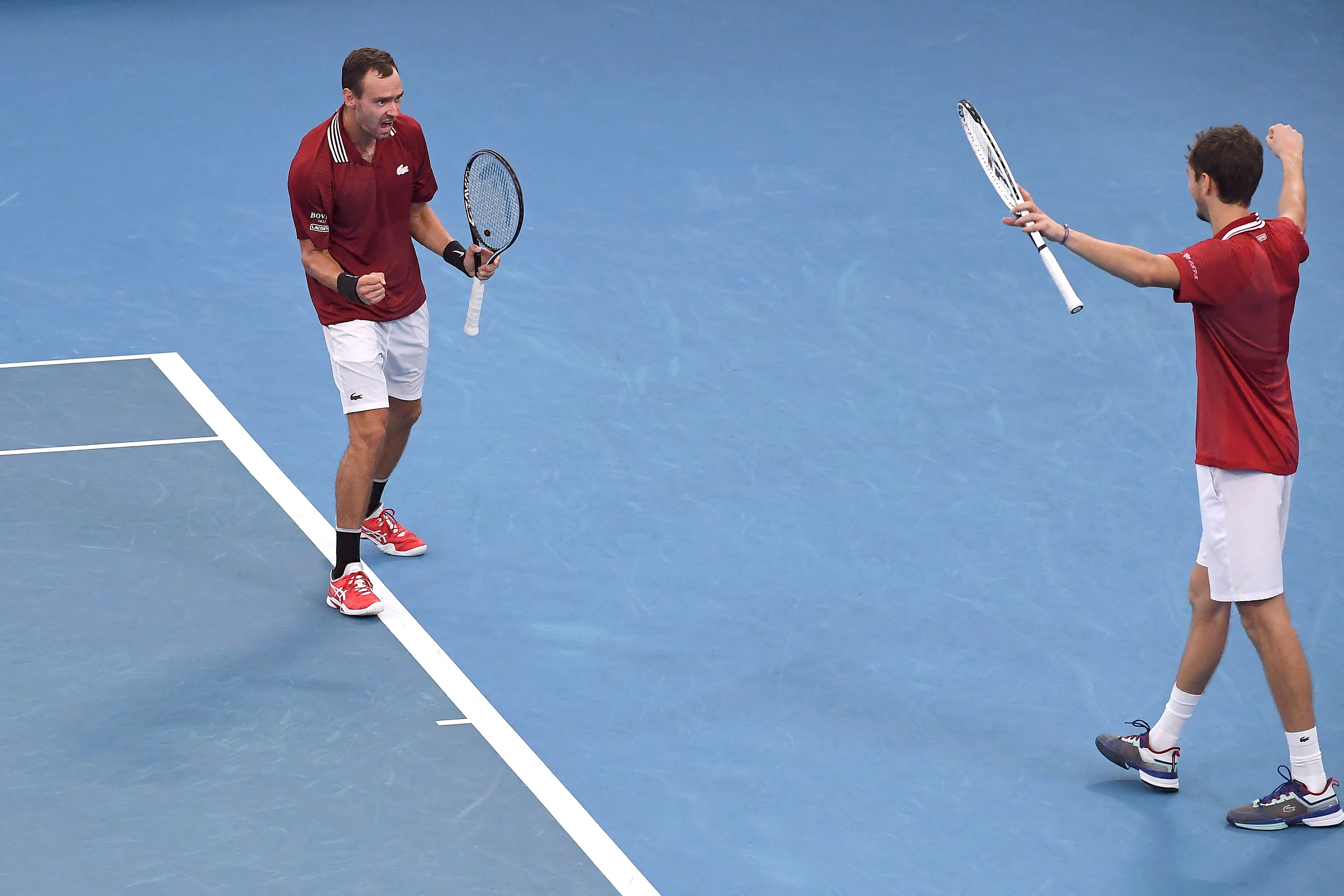 Ganda putra Rusia Daniil Medvedev (kanan) dan Roman Safiullin berselebrasi setelah kalahkan pasangan Italia Matteo Berrettini/Jannik Sinner.