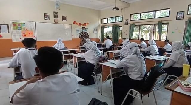Siswa siswi SMP N 1 Kota Tegal sedang mengikuti PTM. MI/Supardji Rasban
